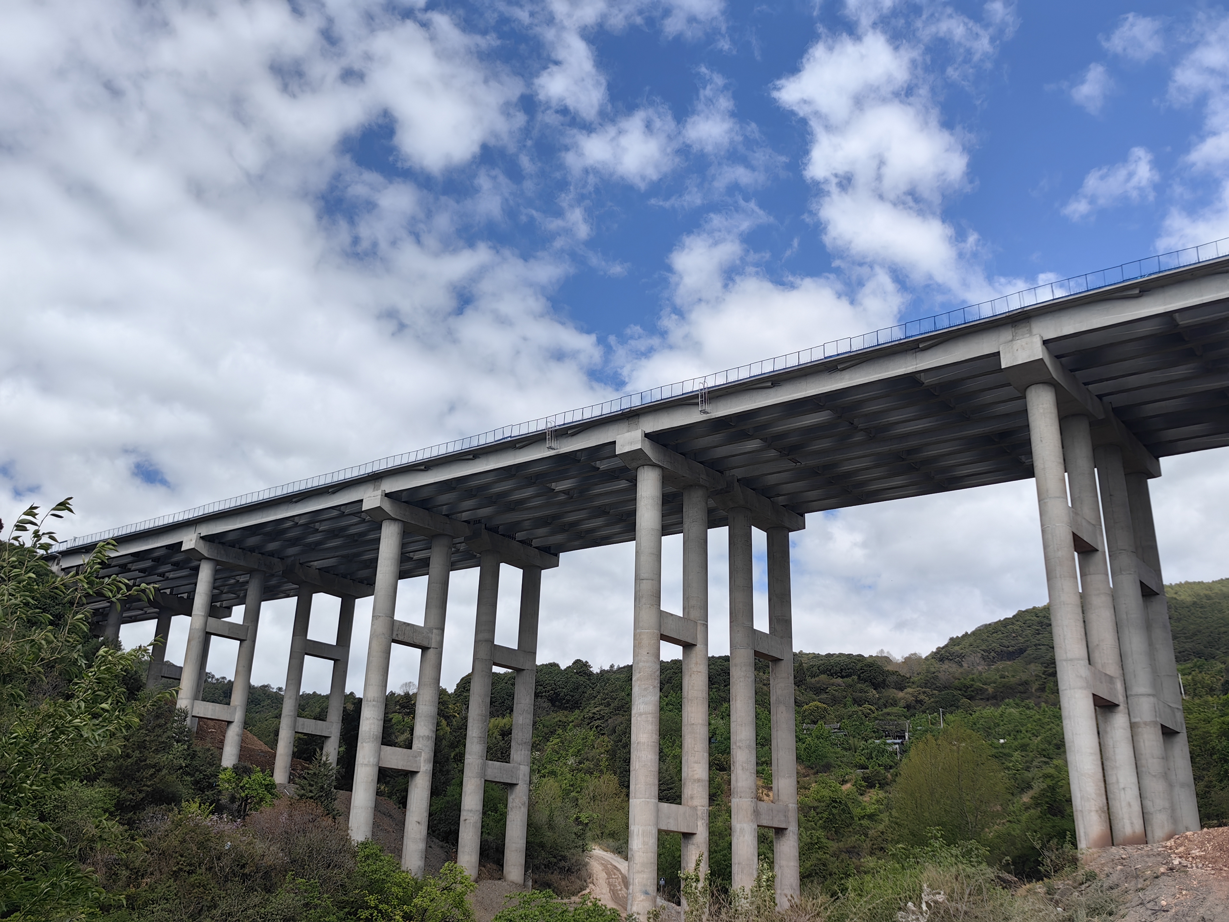 古宁高速二分部松云村3号桥T梁架设完成