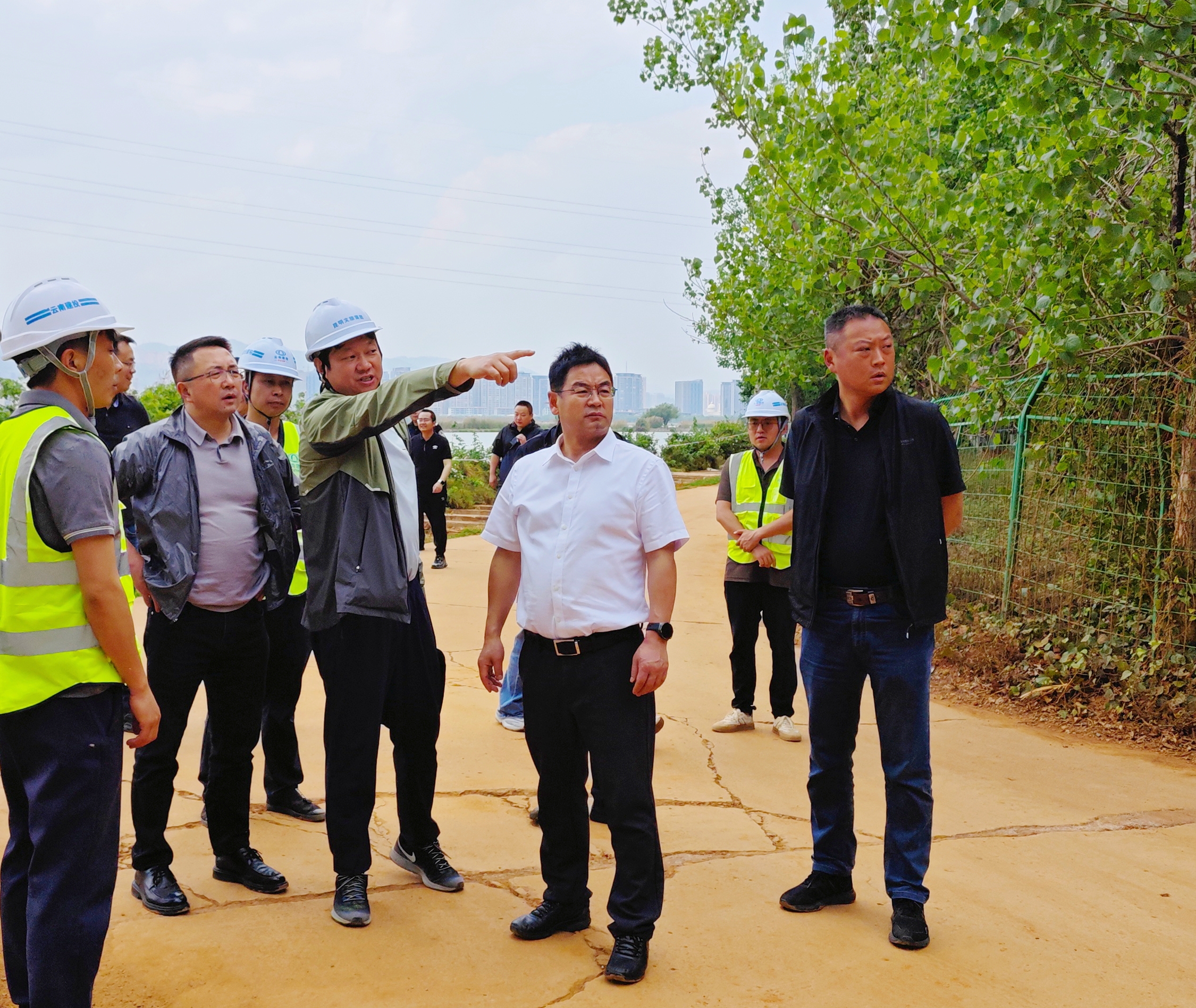昆明滇池国家旅游度假区党工委书记李绍俊调研滇池绿道环草海段东岸游径联通项目