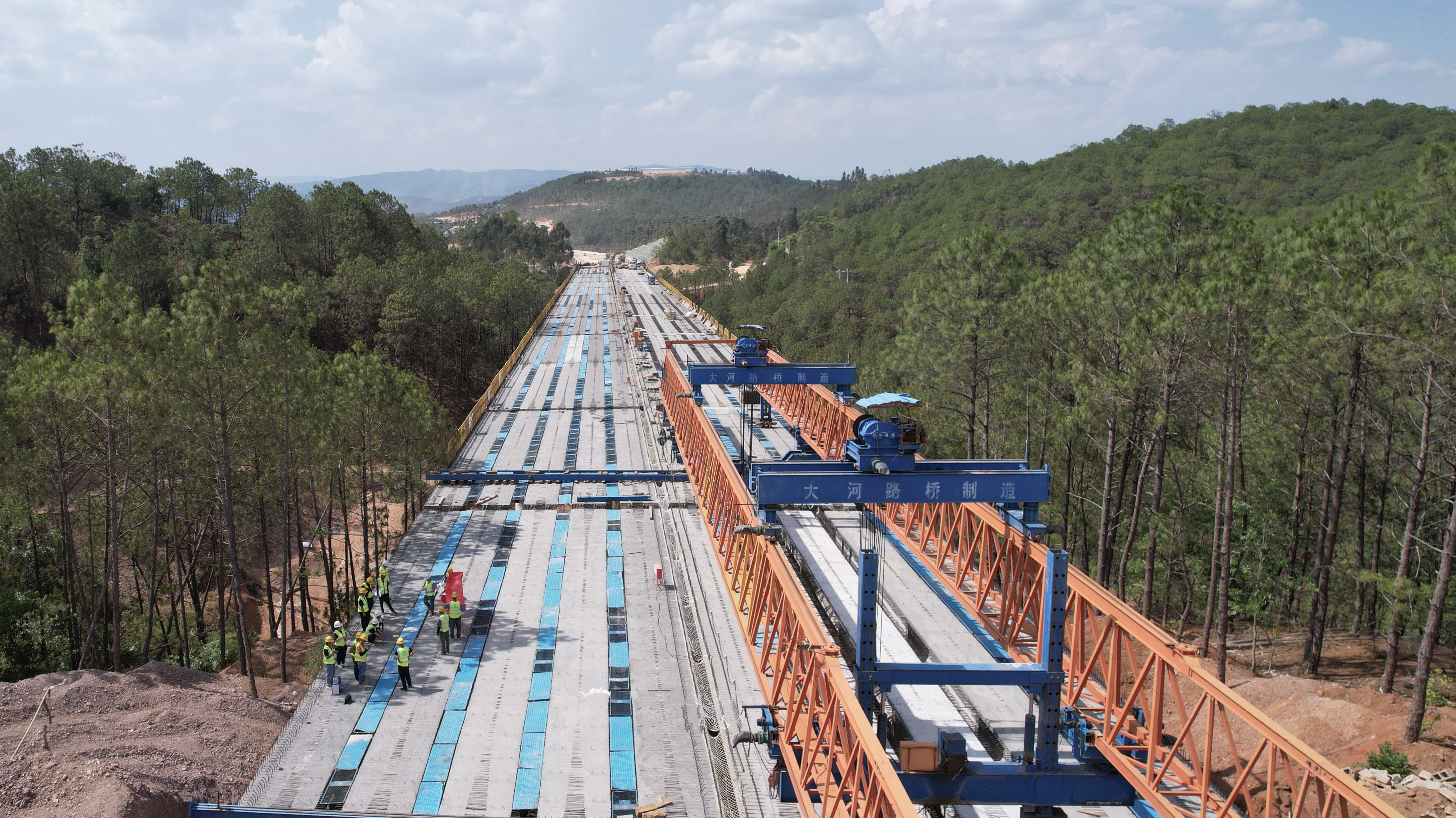 峨石红高速（玉溪段）项目阿巴冲大桥T梁全部架设完成
