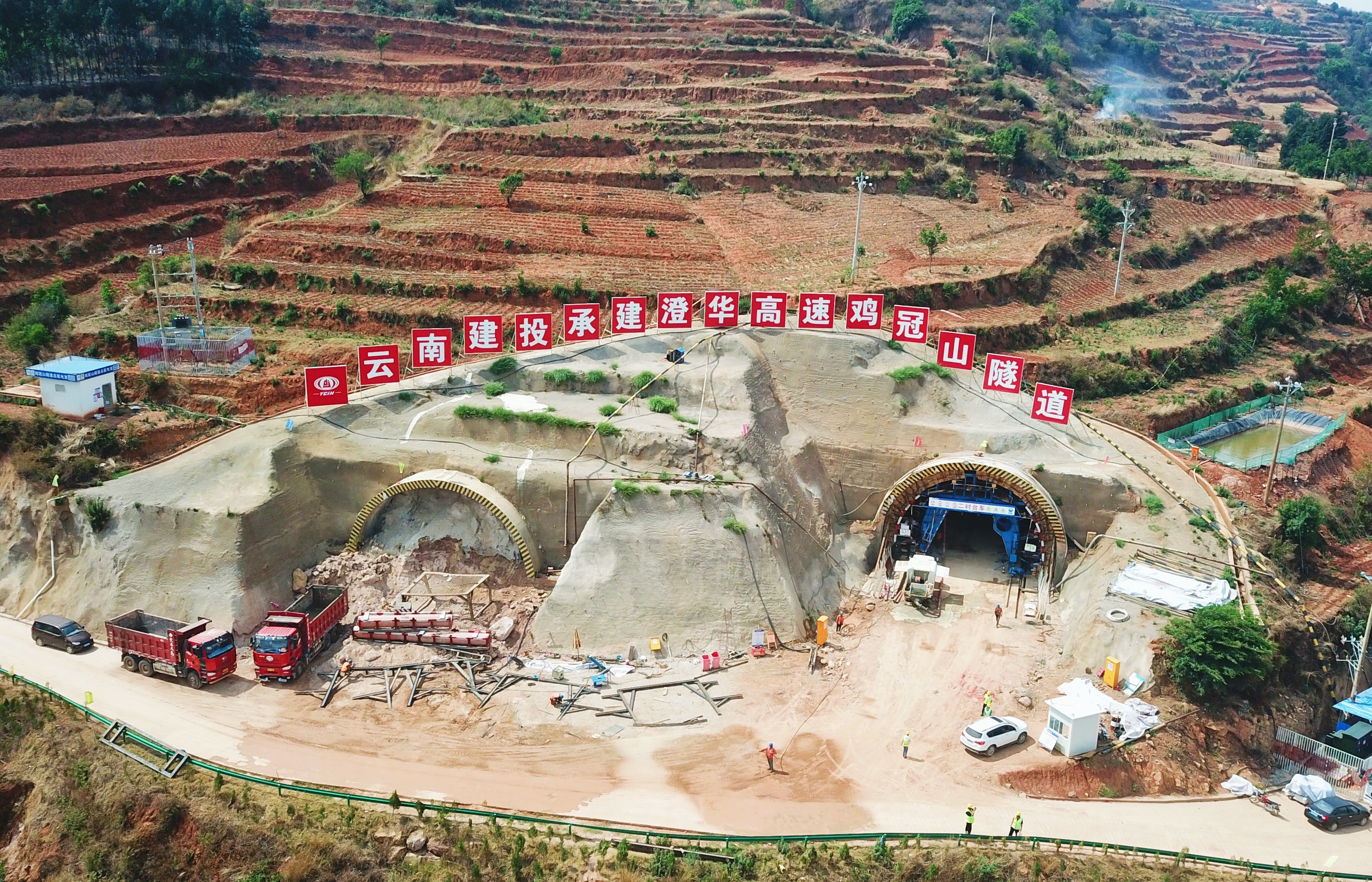 澄华高速鸡冠山隧道左洞二衬首模顺利完成浇筑