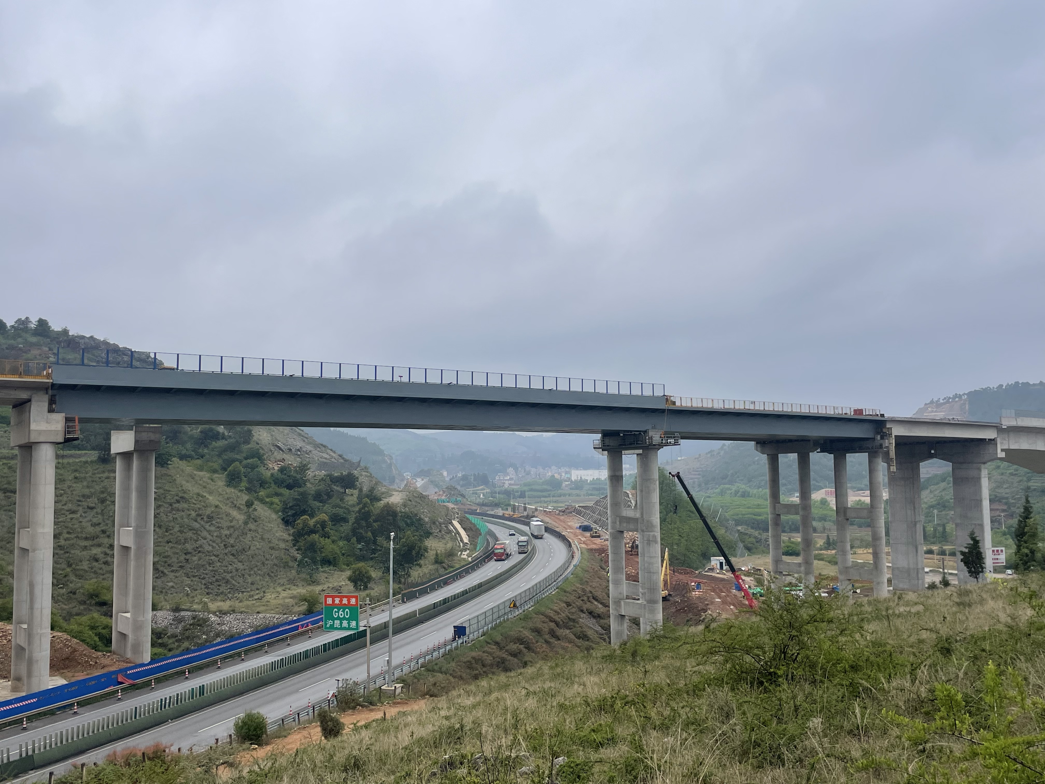 宣富高速响水河2号大桥左幅钢箱梁落梁到位