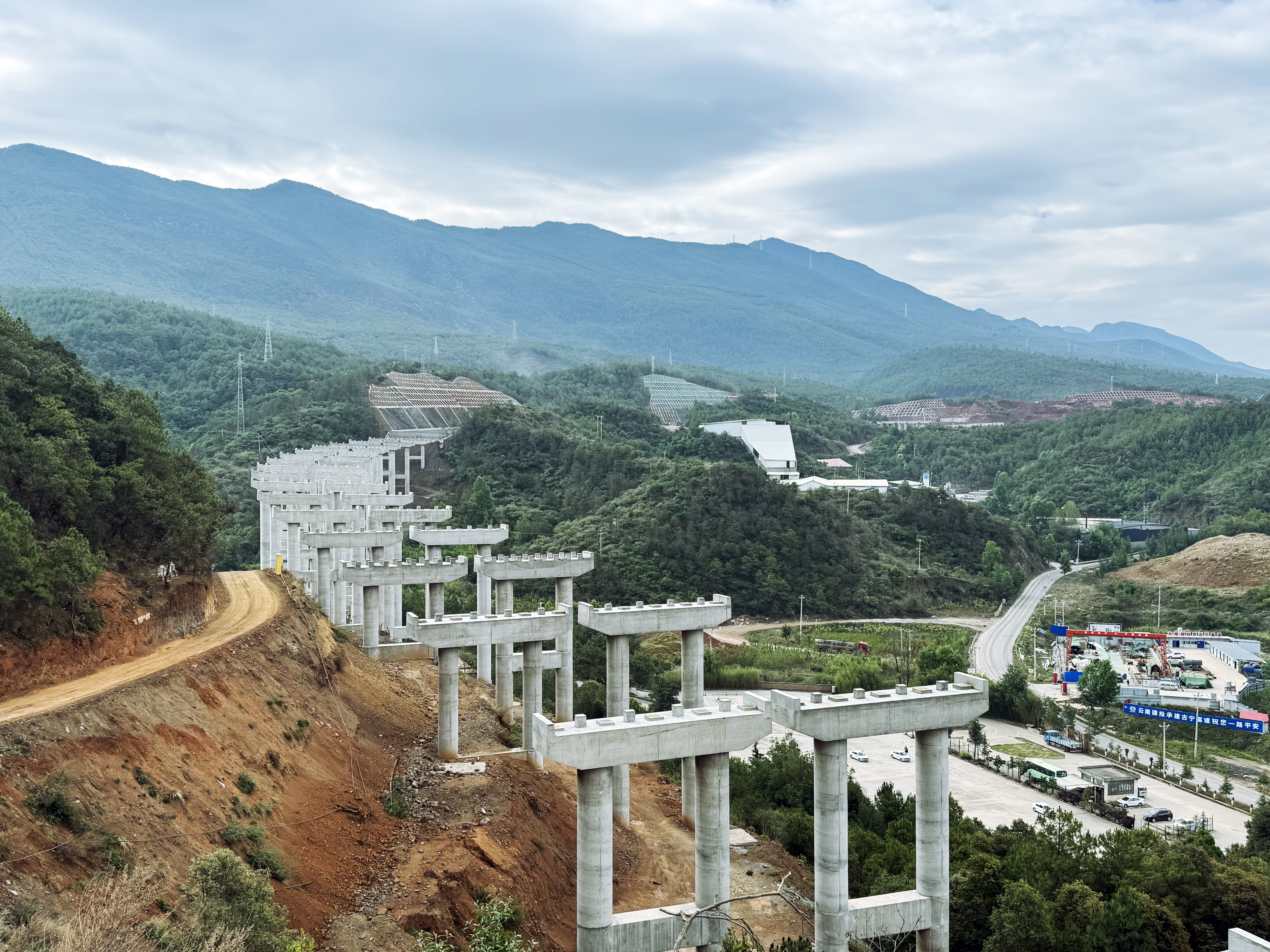 古宁高速守信村大桥桥台浇筑完成