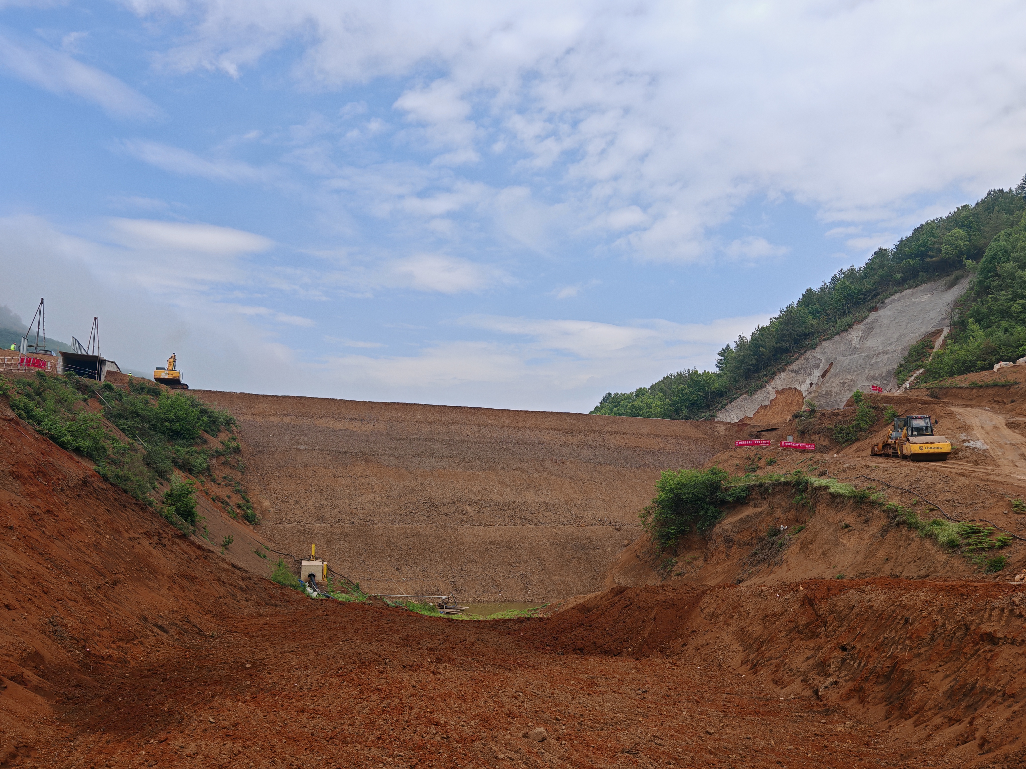 会泽县石板水库工程大坝主体封顶