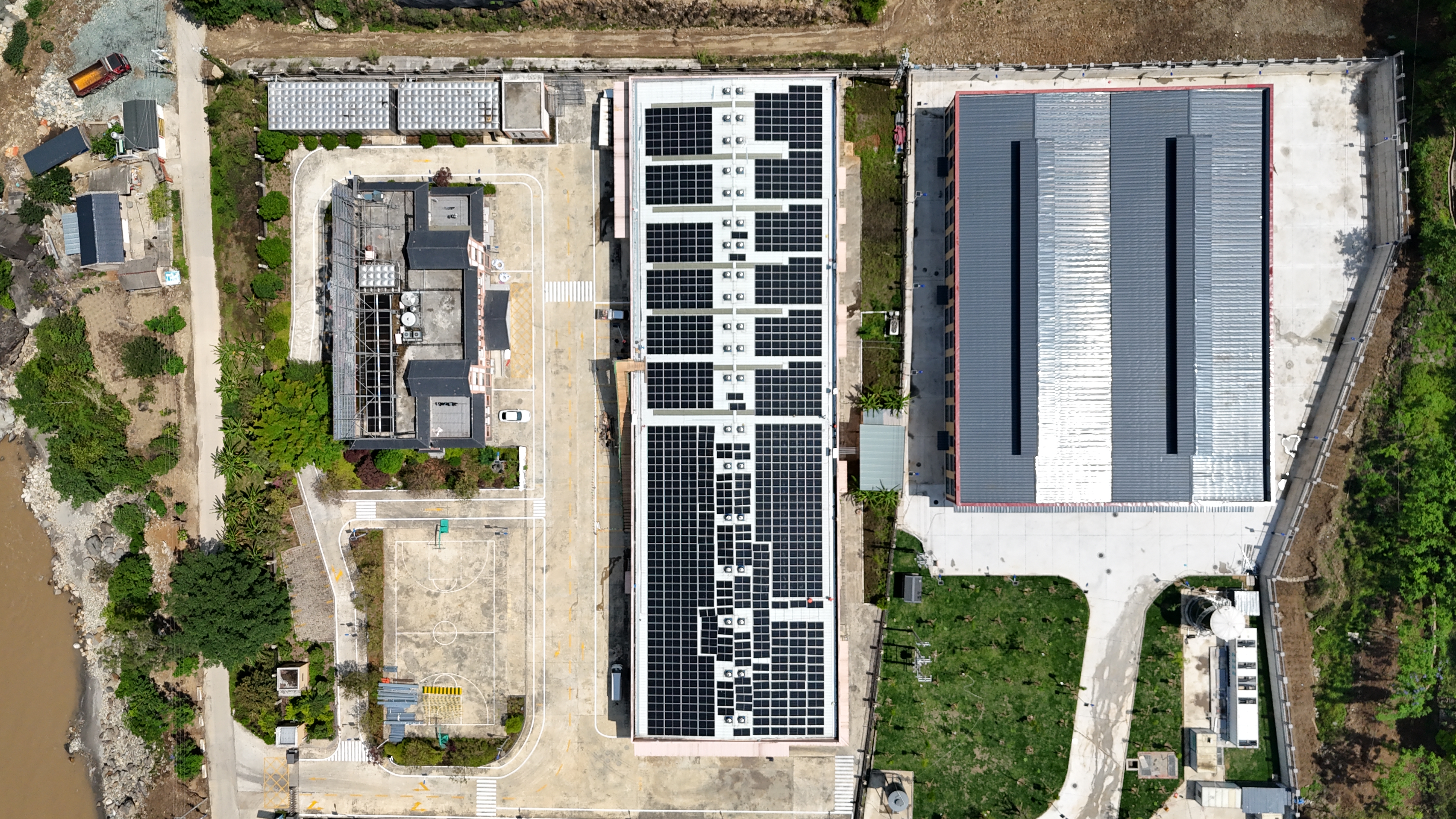 泸水屋顶分布式光伏项目首单元光伏组件完成安装