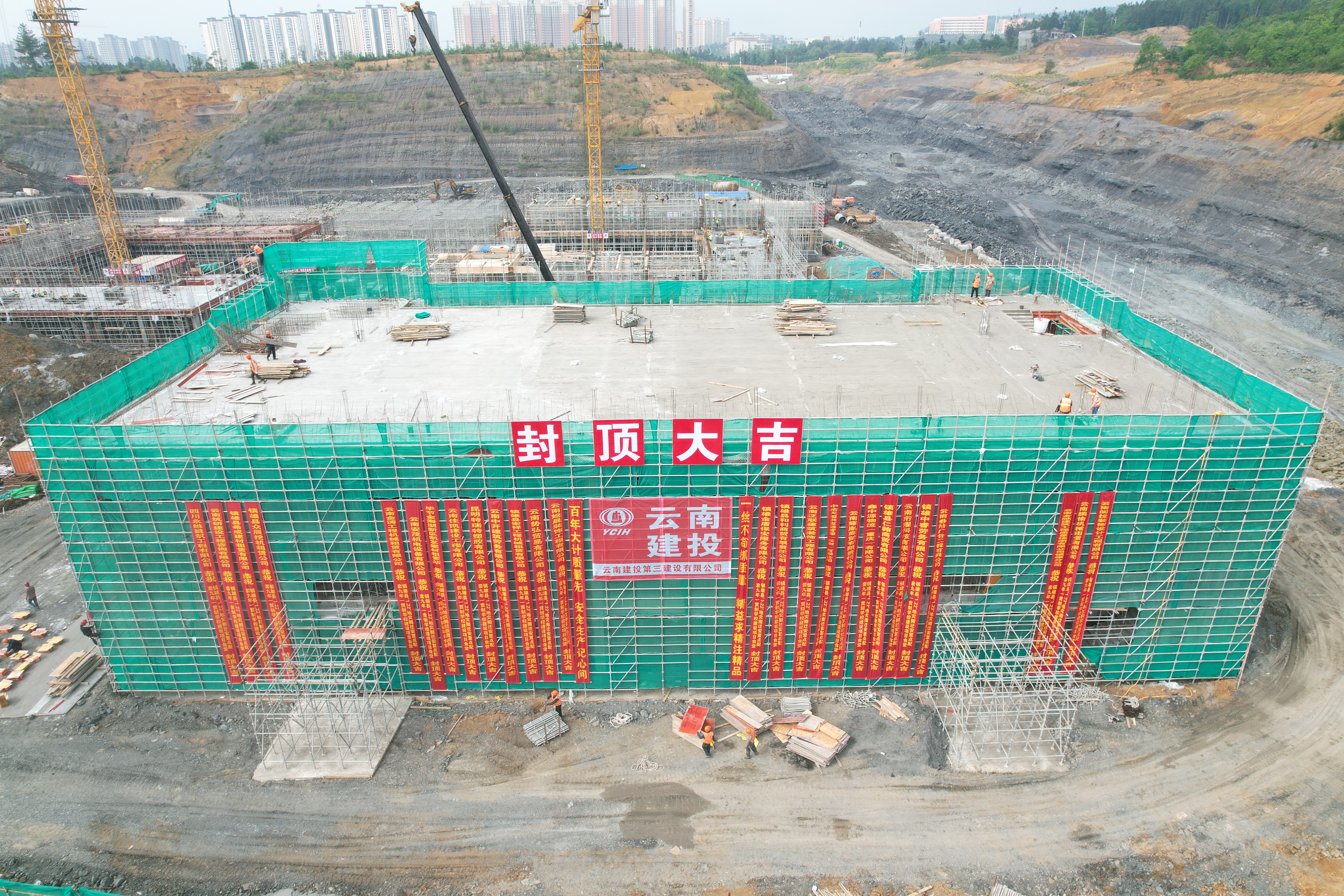 镇雄“1.22”避险搬迁安置学校建设项目食堂主体结构顺利封顶