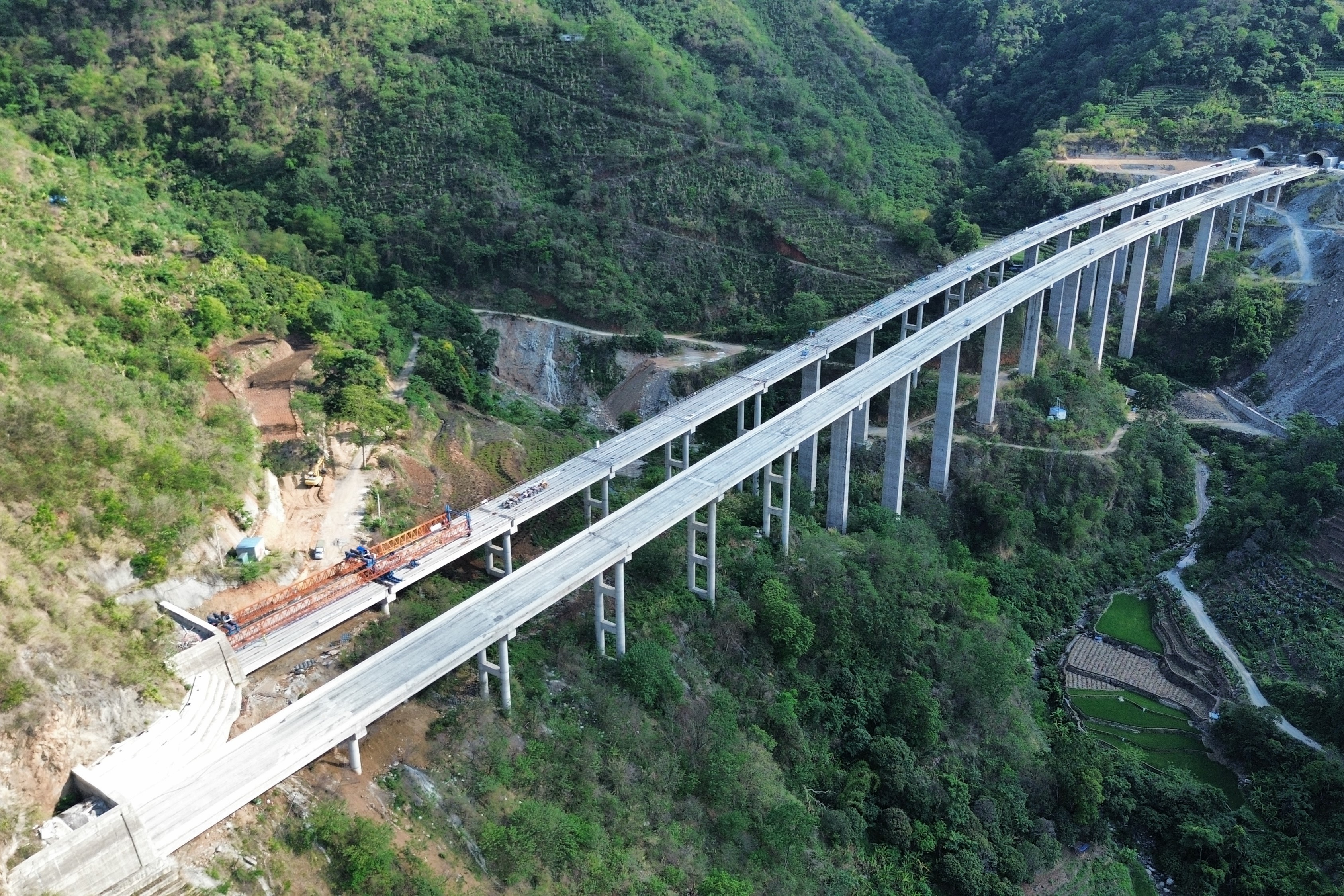元绿高速土建三分部T梁架设圆满完成