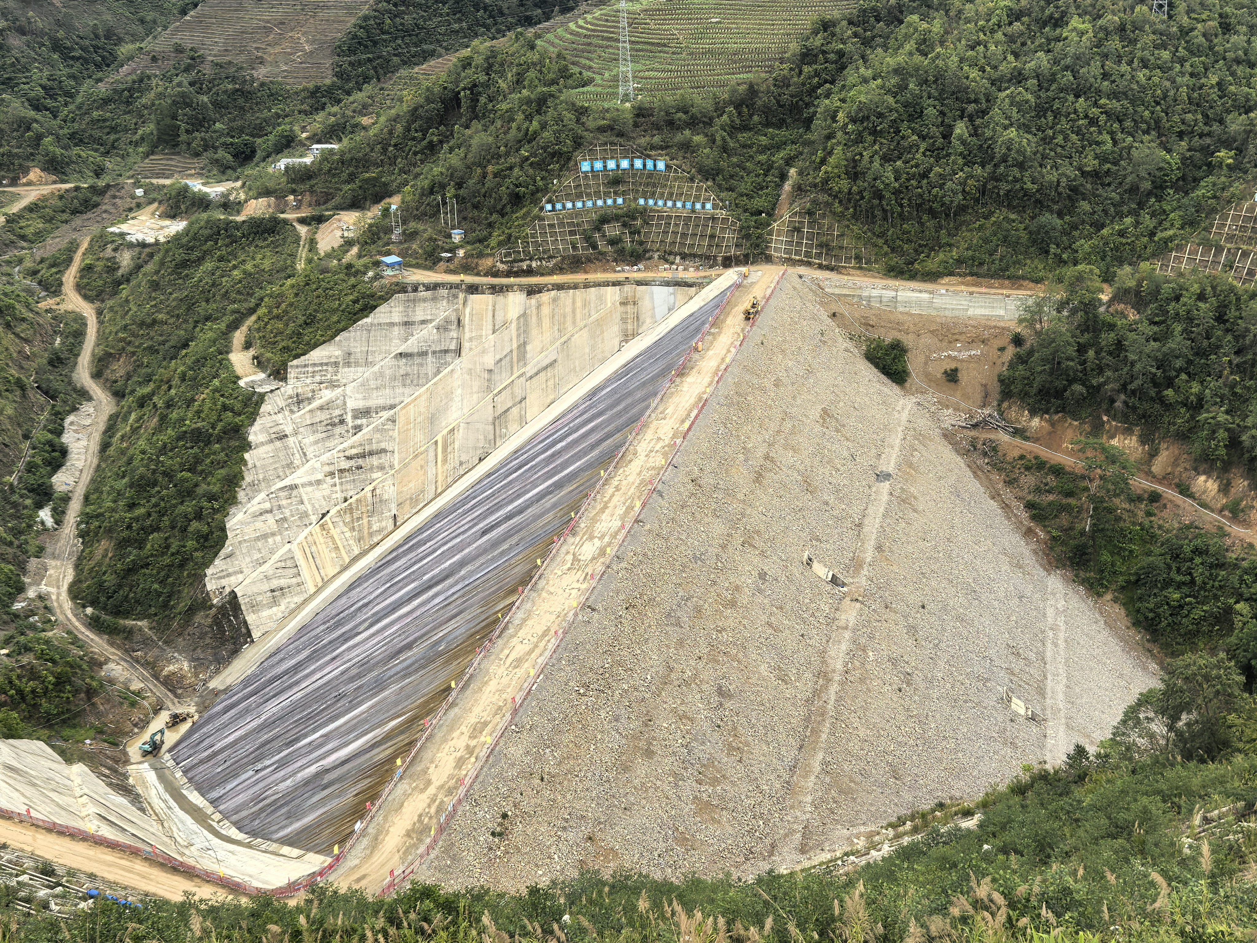 镇康县帮东河水库大坝面板浇筑完成