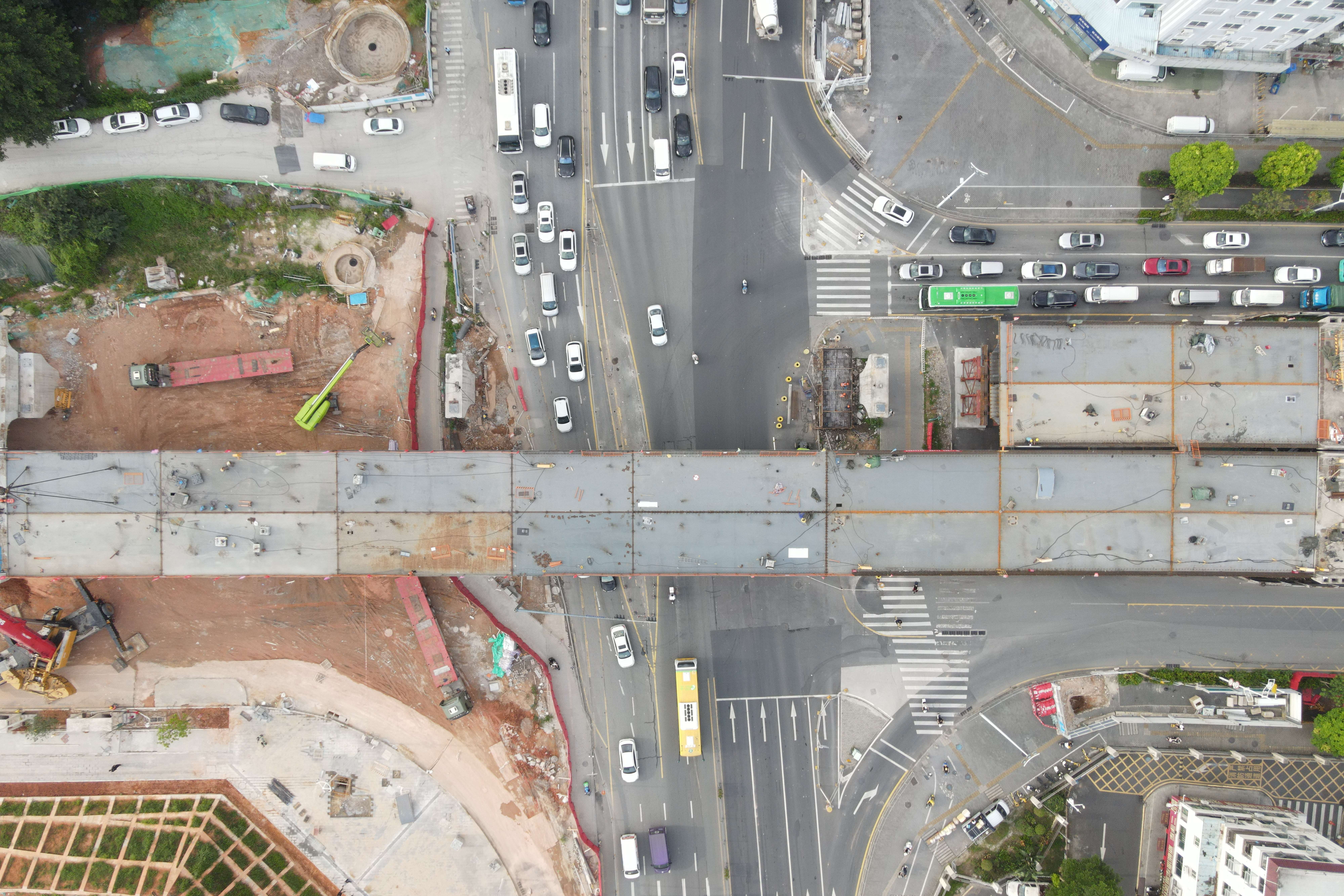 深圳石清大道项目龙观路跨线桥右幅钢箱梁顺利合拢