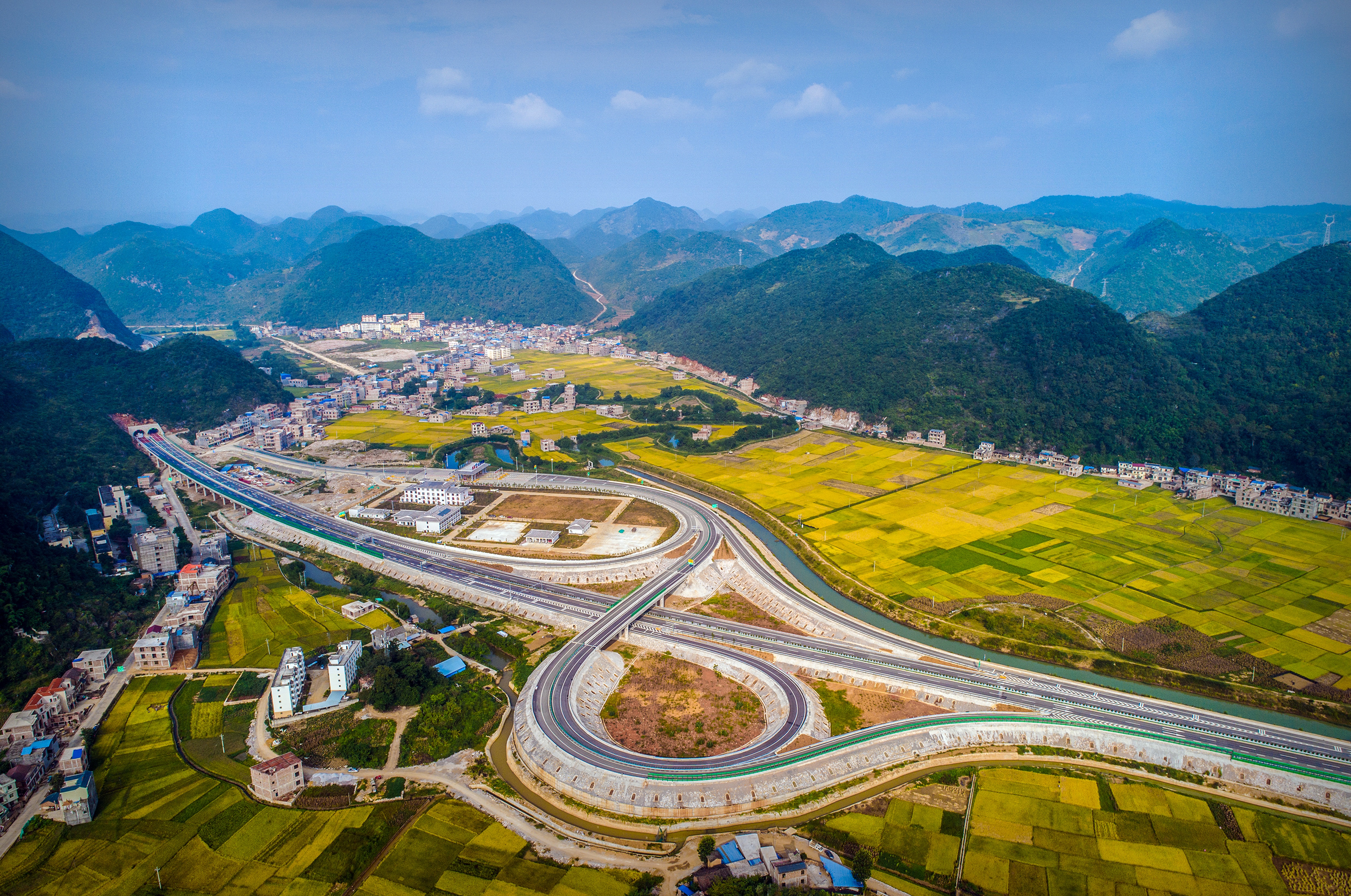 广那高速公路顺利通过竣工验收