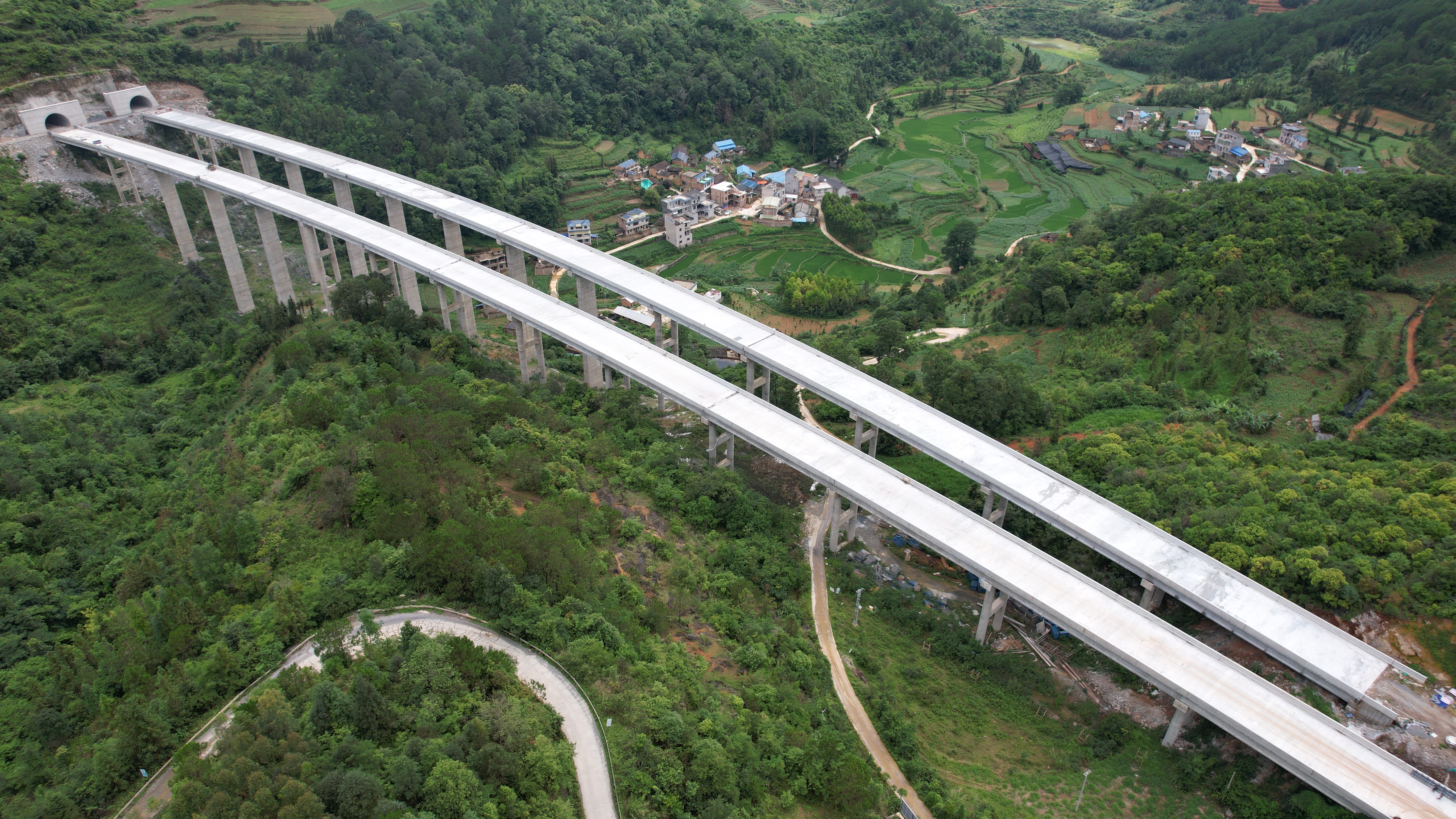 那兴高速小里铺大桥提前完工