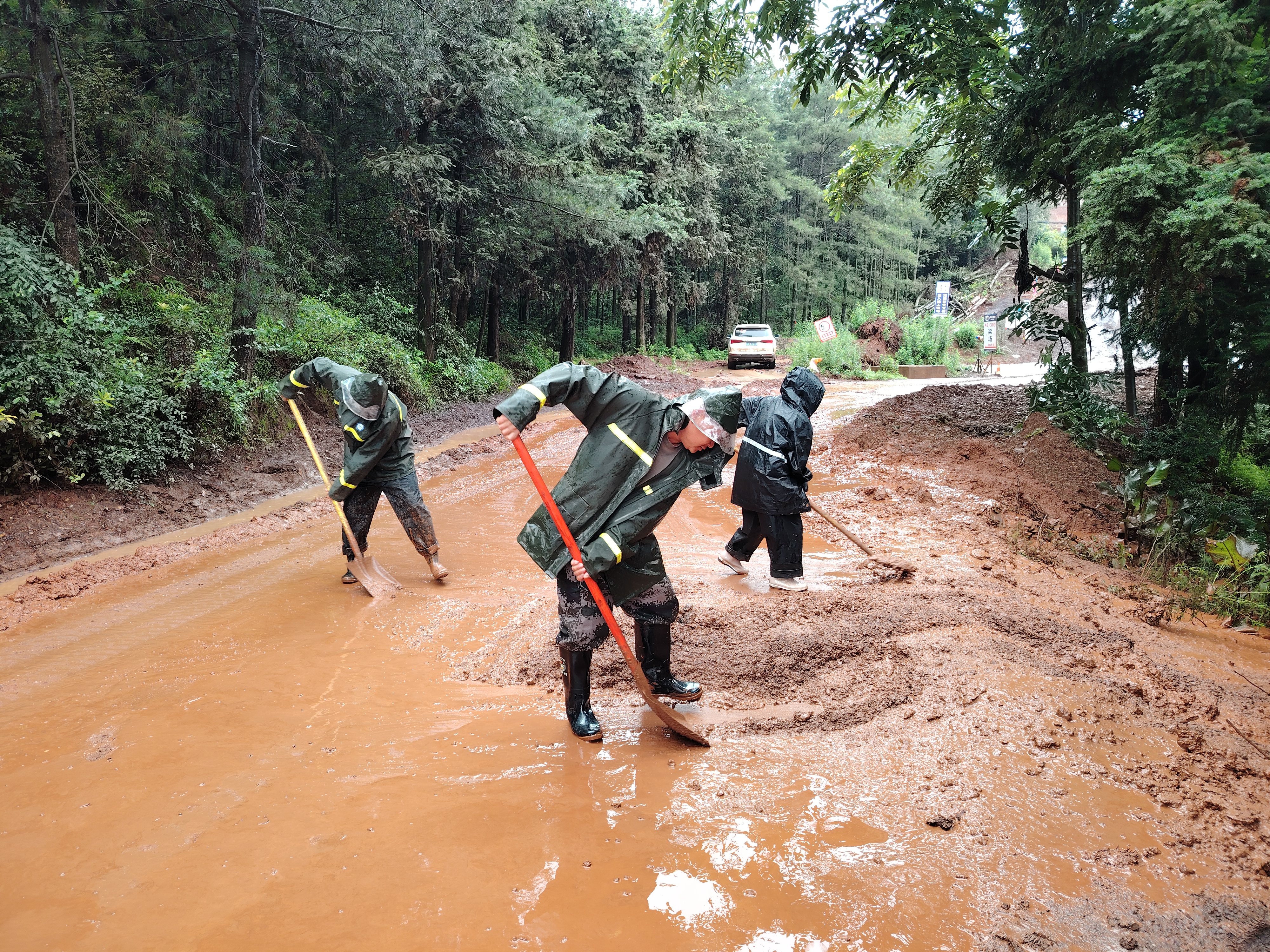 富罗高速1-2分部项目部积极参与富源县莲花社区抢险排险
