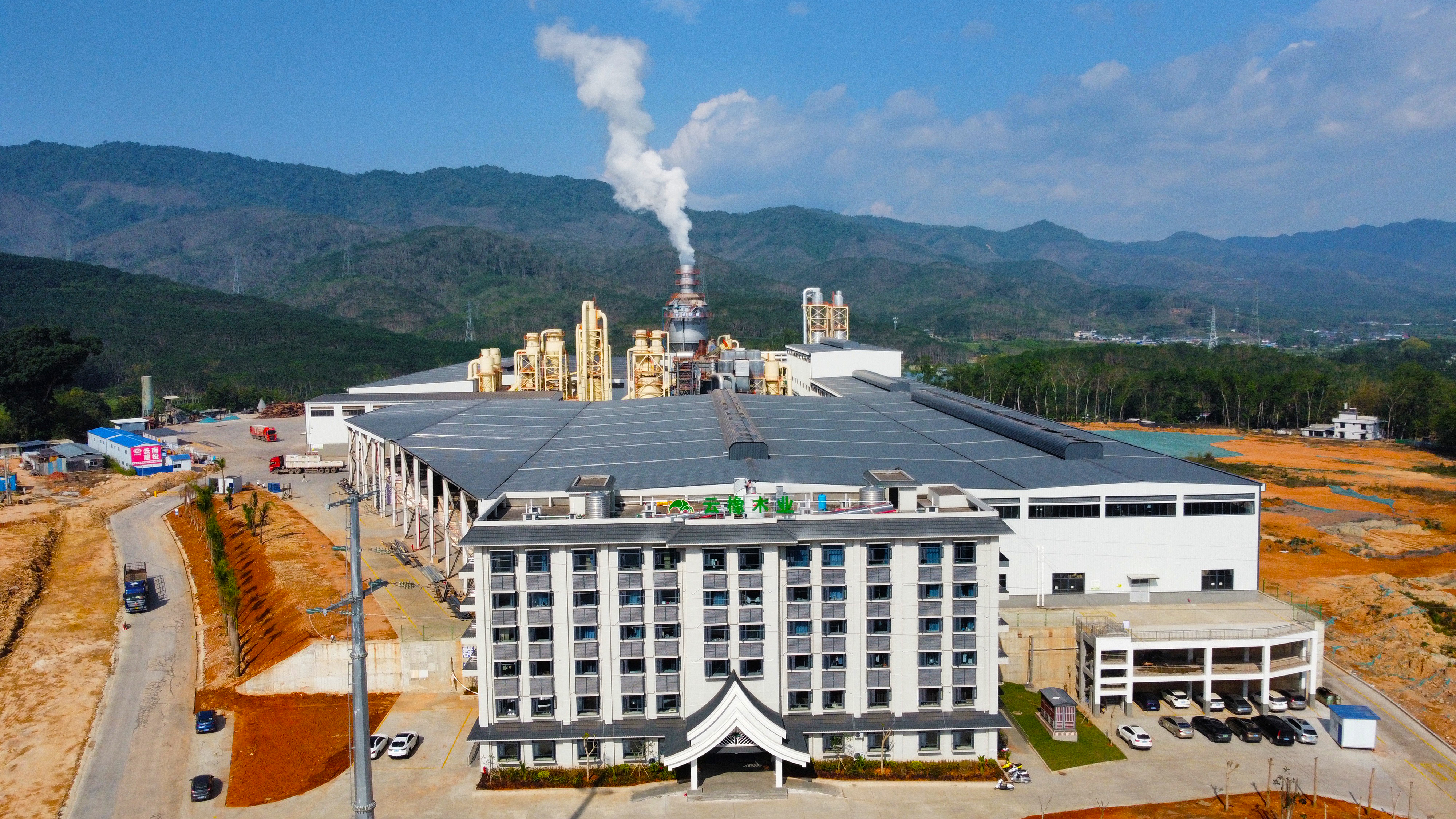 云橡木业年产30万立方米超强刨花板世界杯足球平台通过预验收