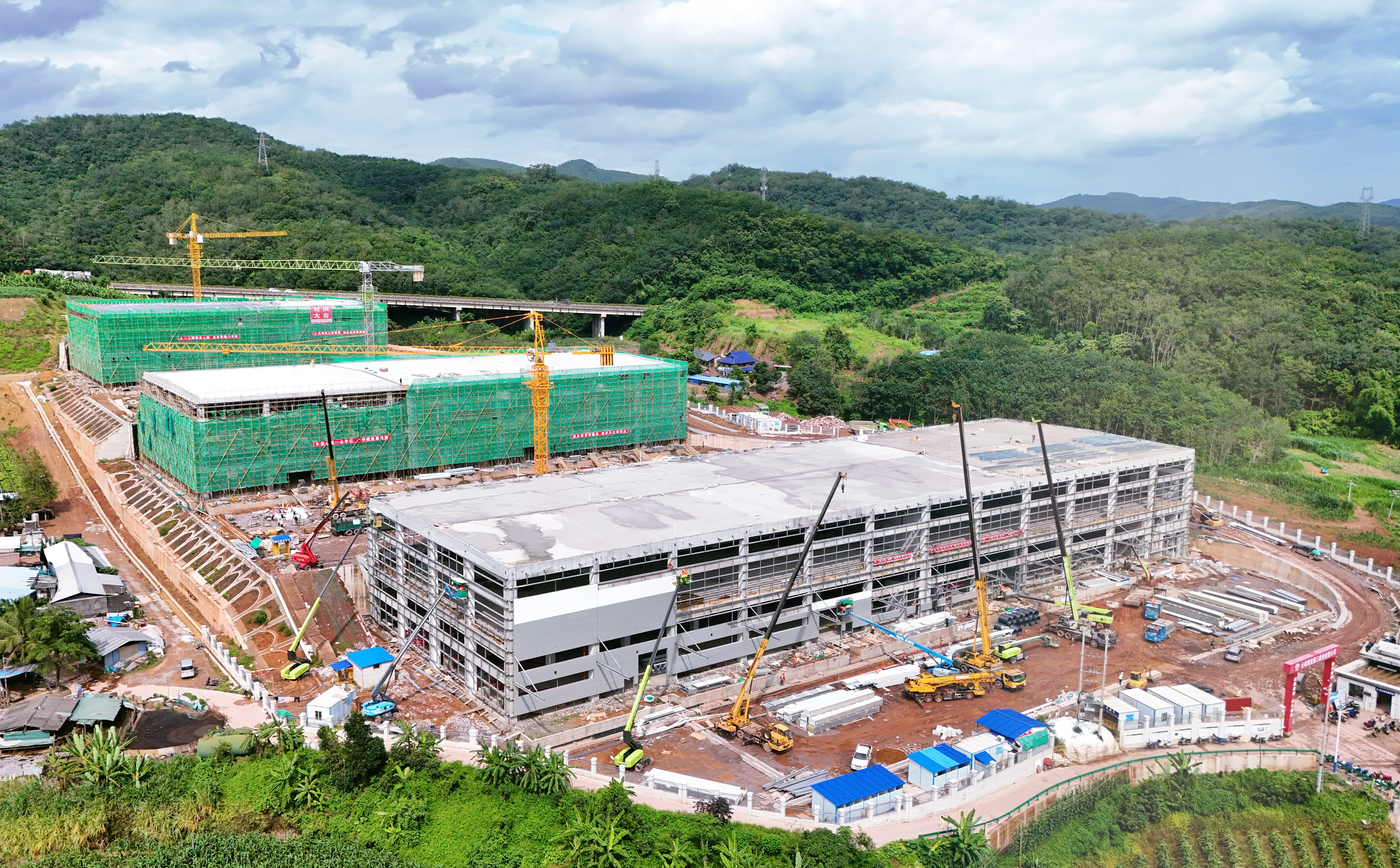 西双版纳天然橡胶绿色智能物流综合园项目全面封顶