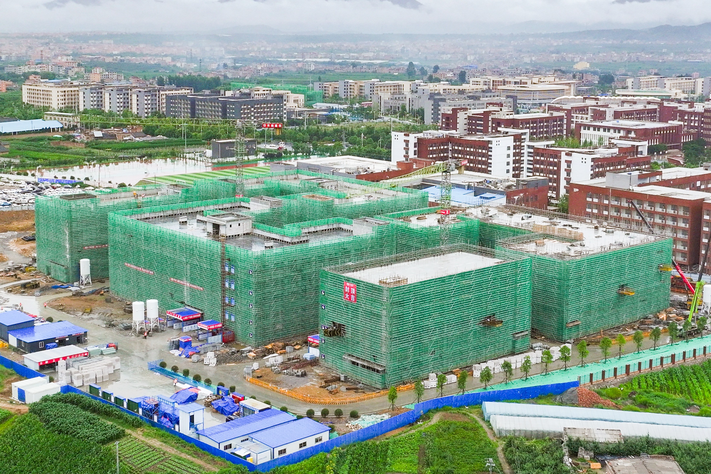 昭通市职教中心二期项目五号地块全面封顶
