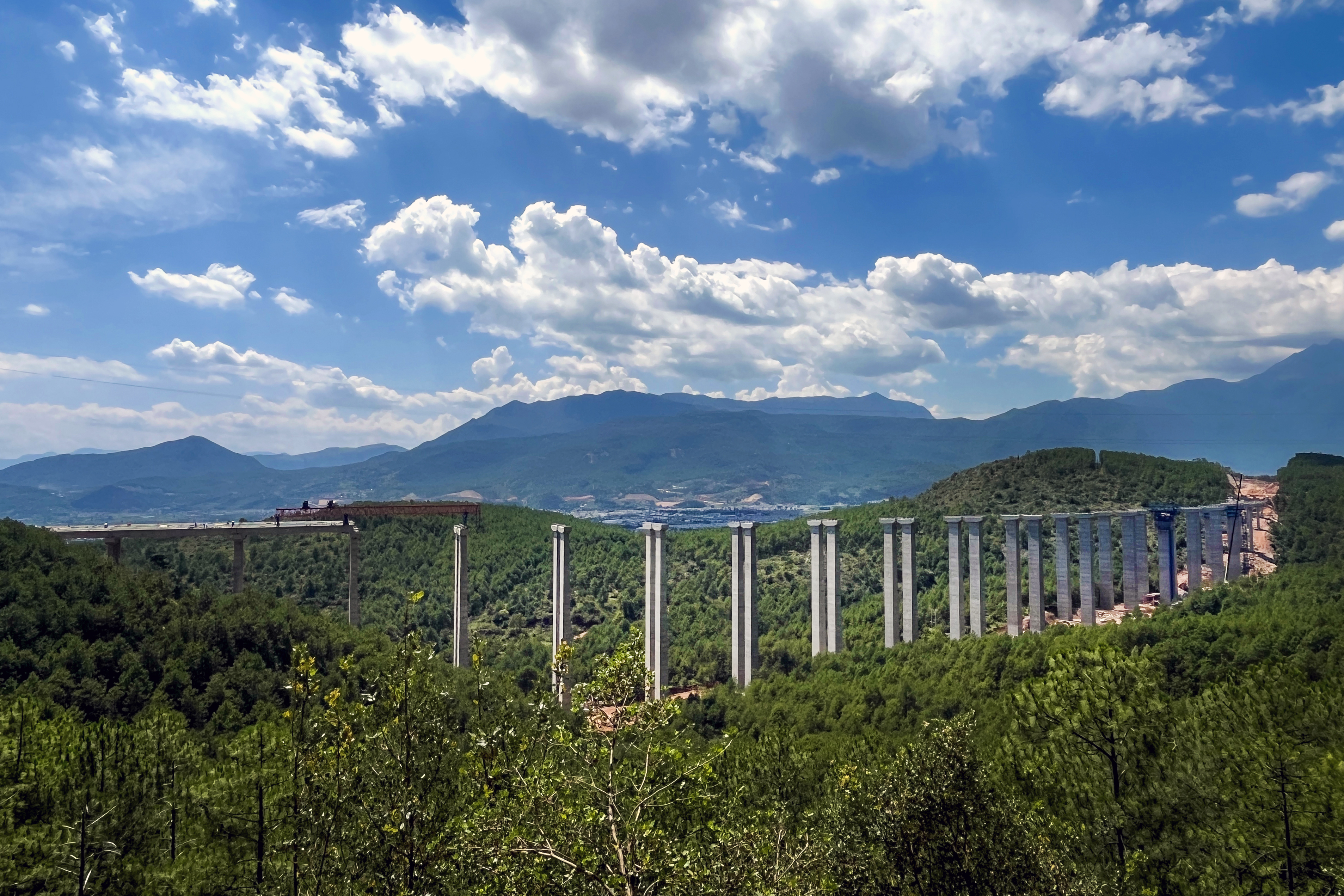 古宁高速吉乌洛大桥下部结构施工完成