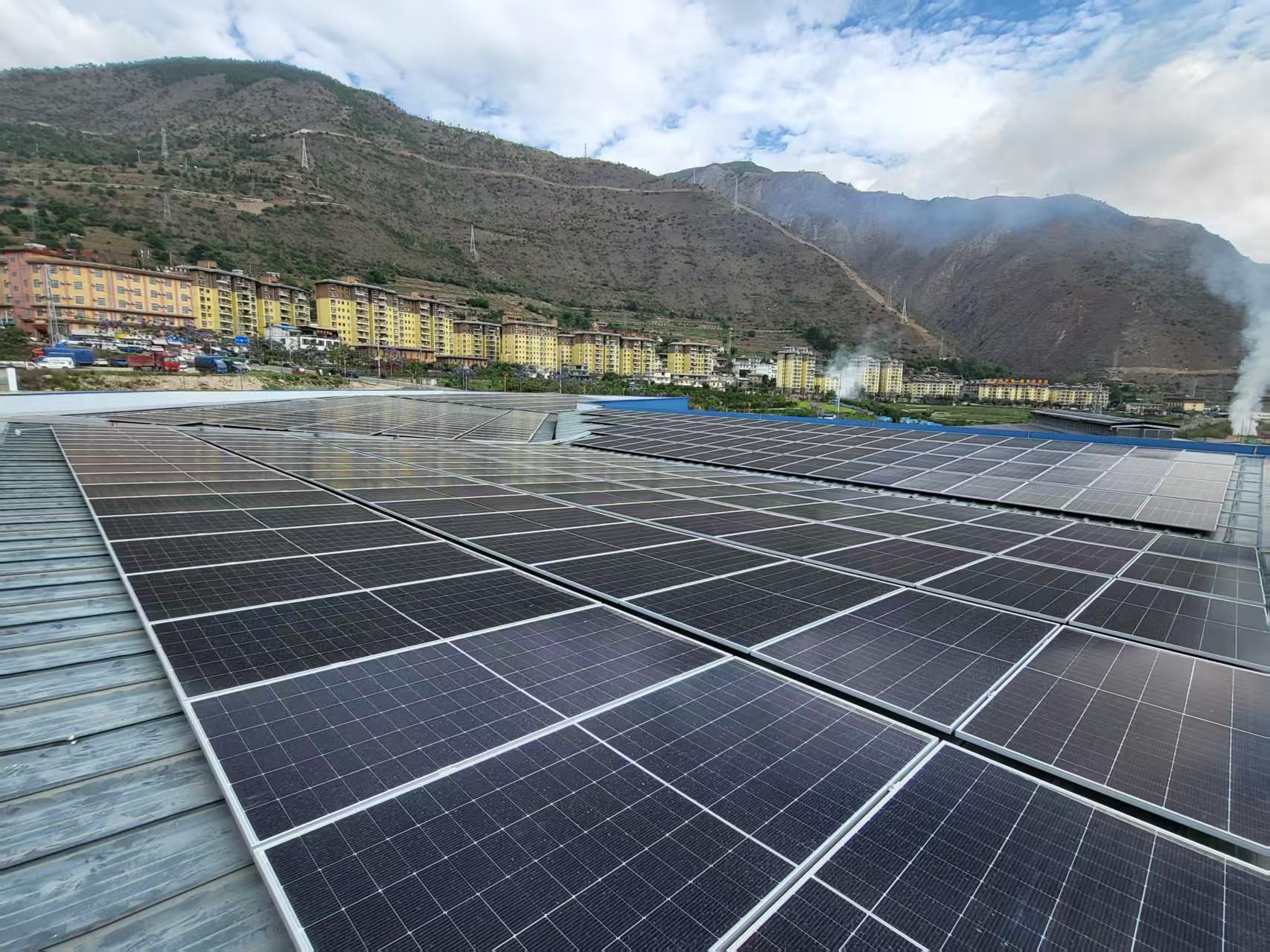 安装股份公司兰坪县50MW屋顶分布式光伏发电世界杯足球平台PC总承包首栋顺利实现并网送电