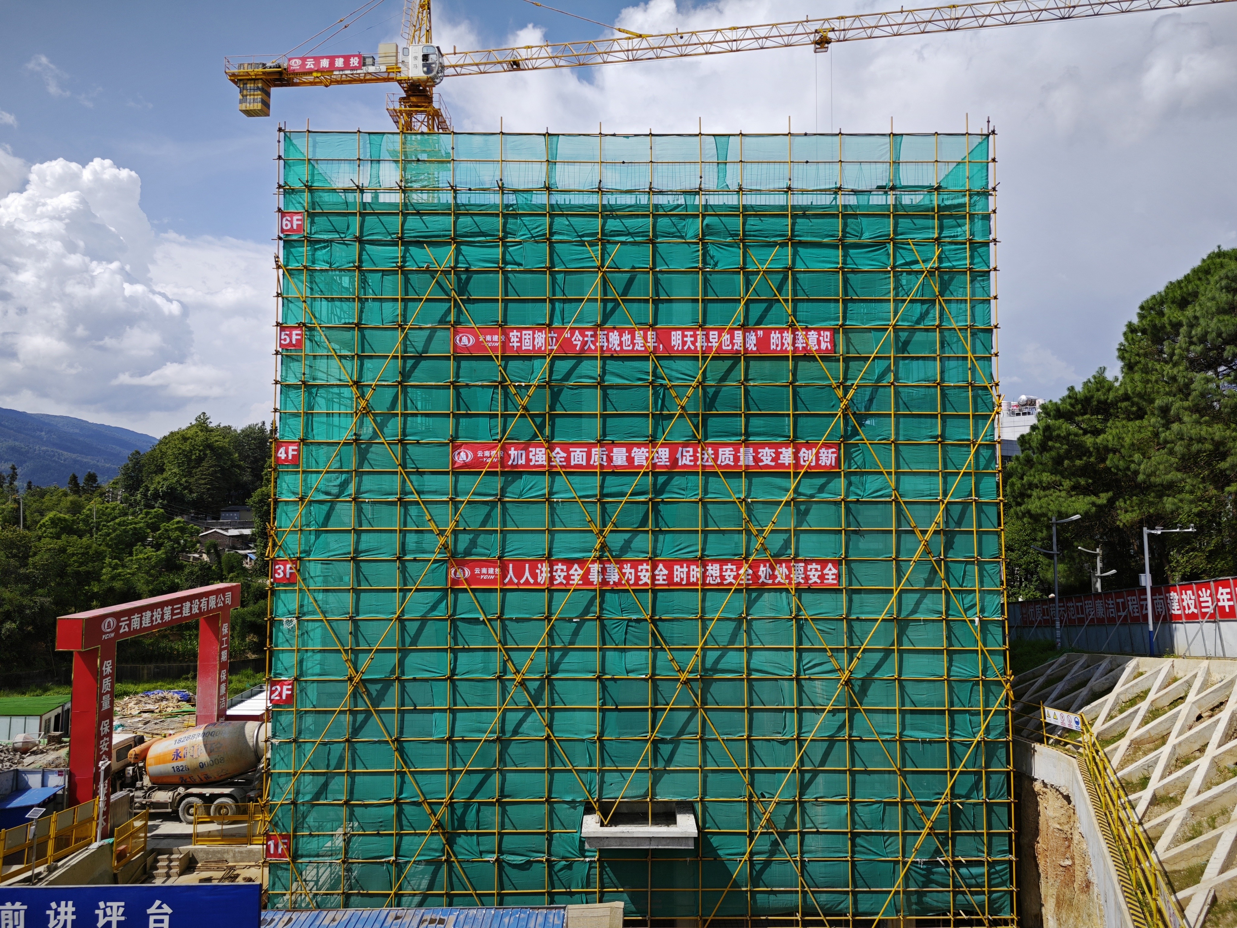 临沧市留置中心改扩建世界杯足球平台提前封顶