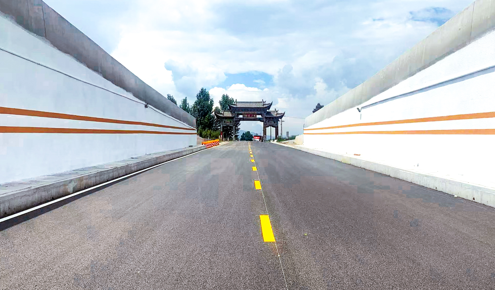 古宁高速玉峰路改路工程通车