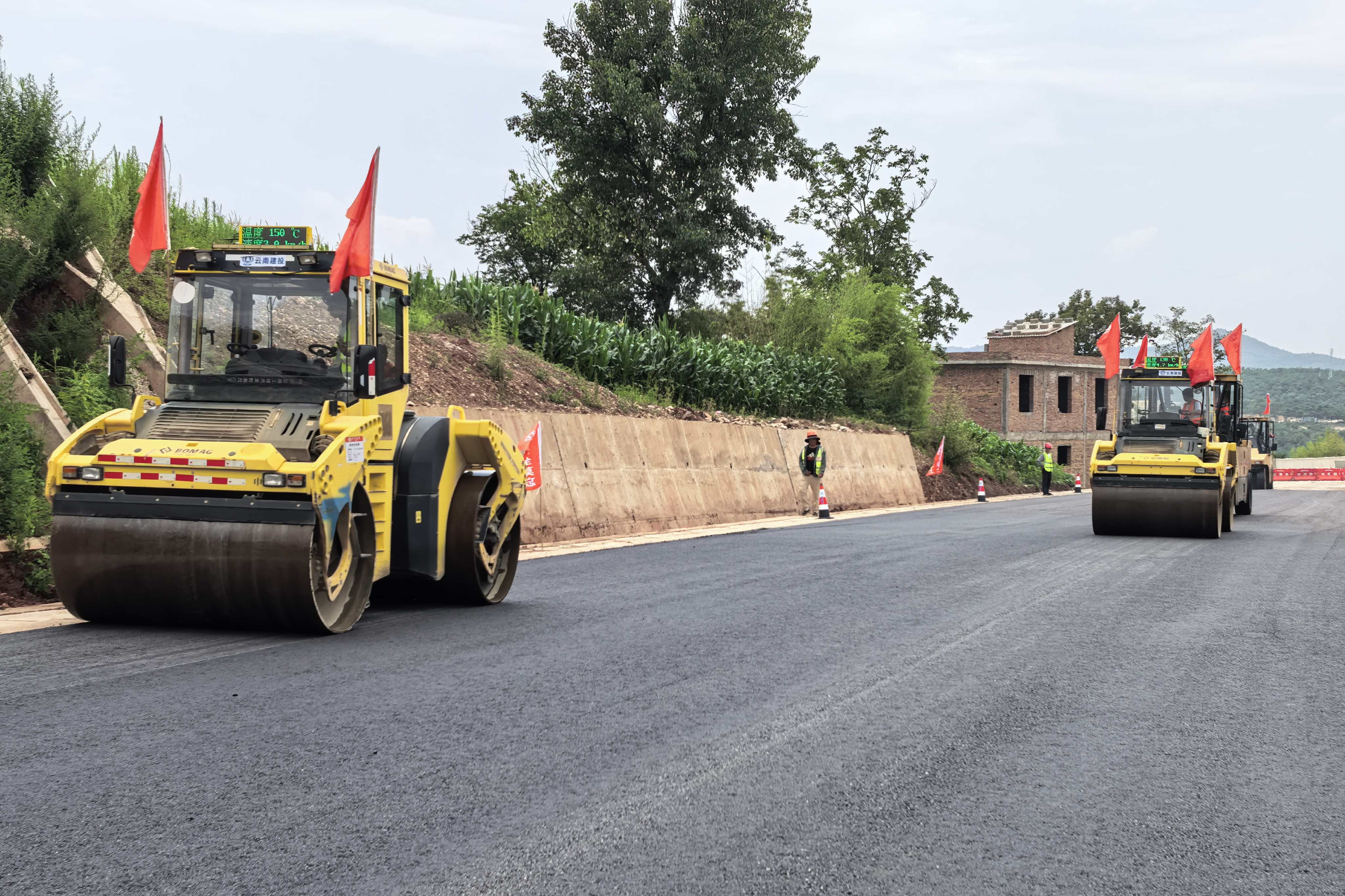 宣富高速中面层试验段铺筑完成