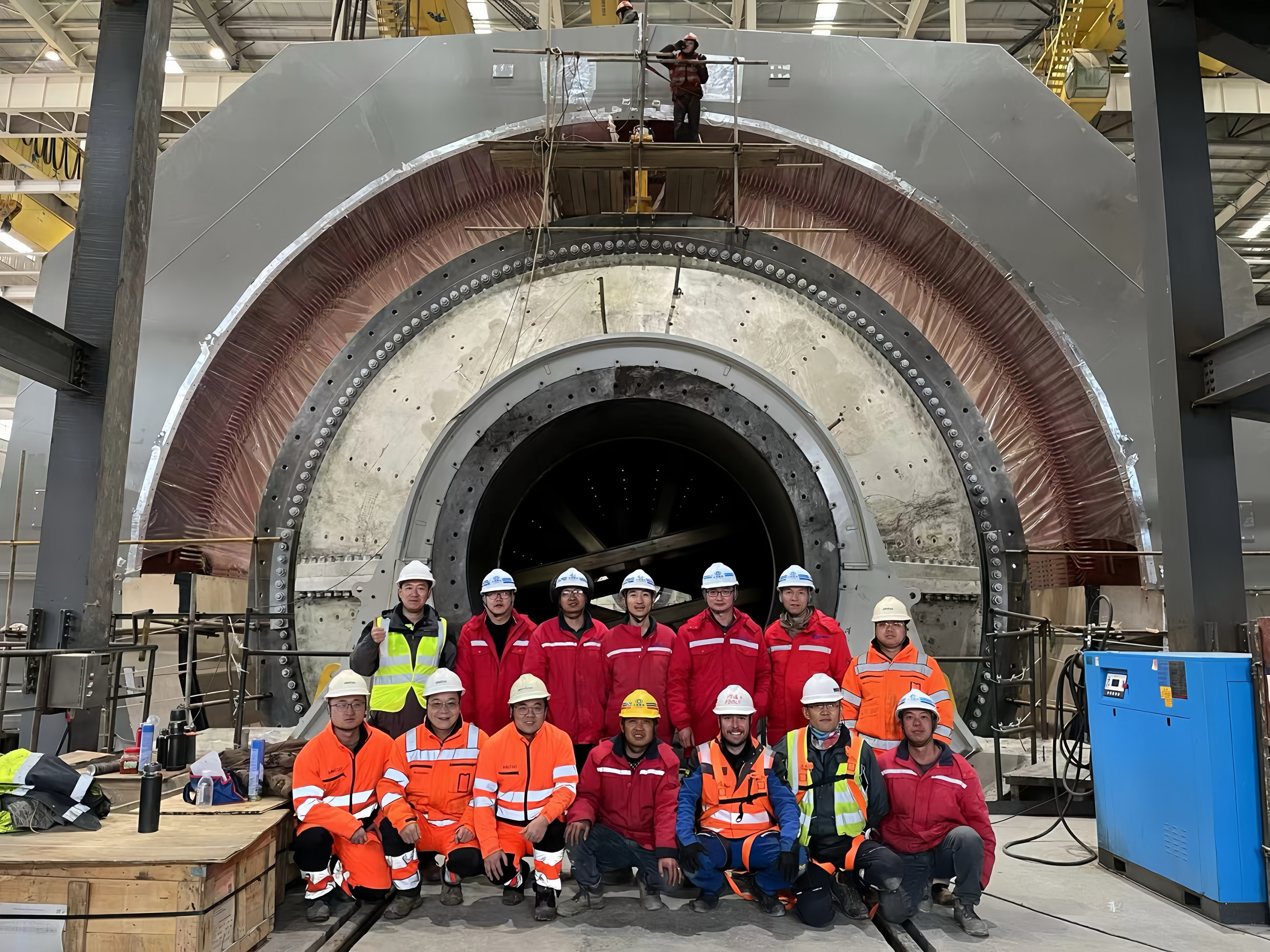 西藏巨龙二期球磨环形电机定子吊装顺利完成