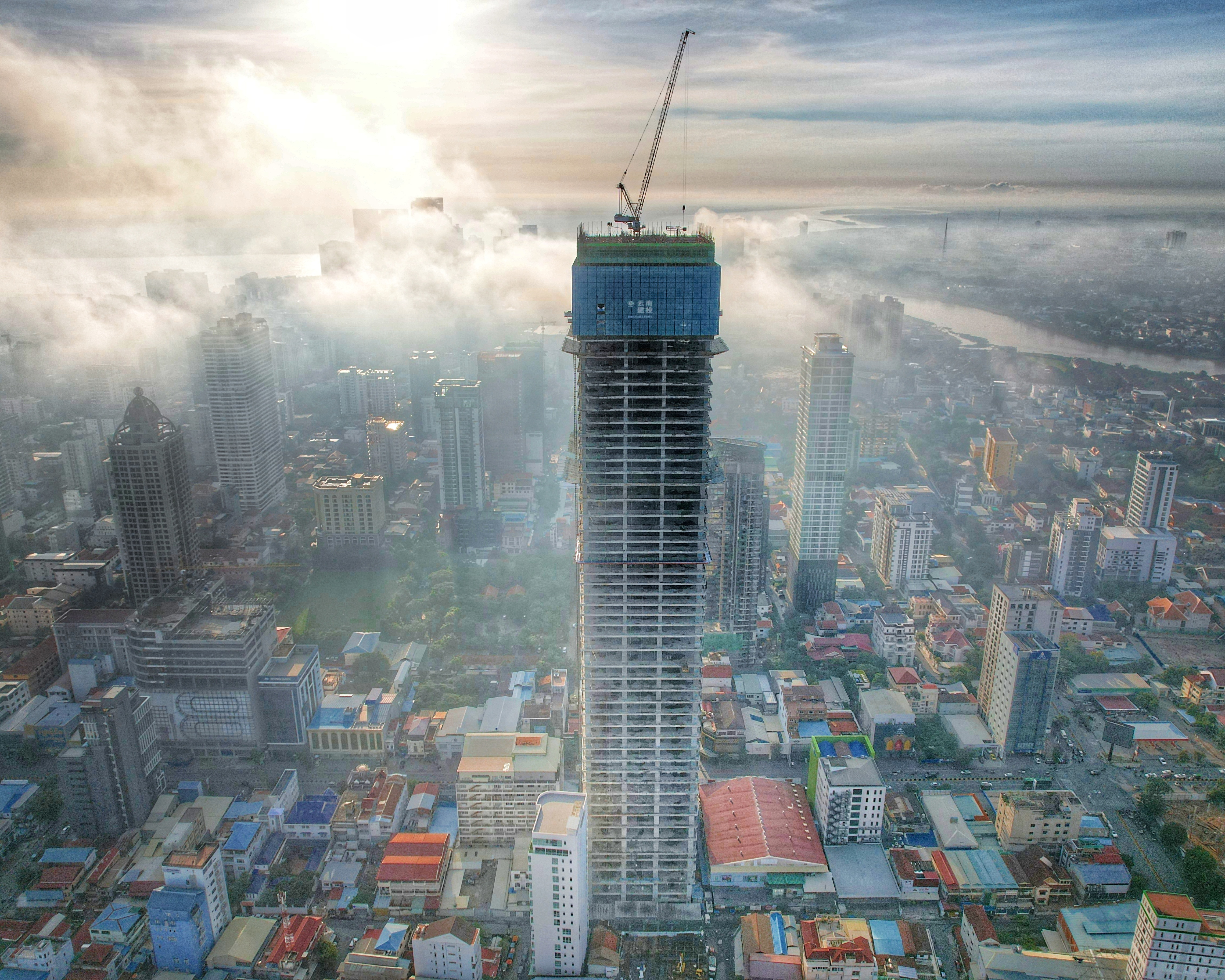 湄公河畔的云端梦 柬埔寨金边凯博大厦世界杯官网中文版主体结构封顶