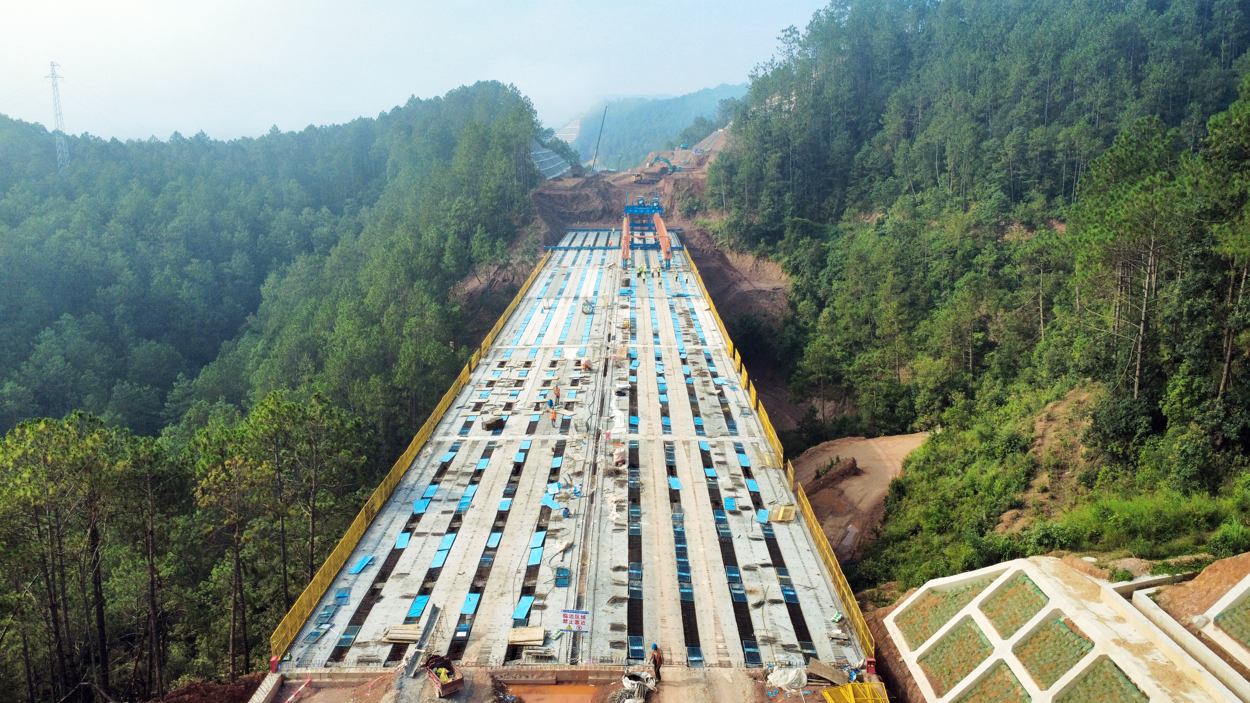 峨石红高速(玉溪段)土建三、四分部T梁全部架设完成