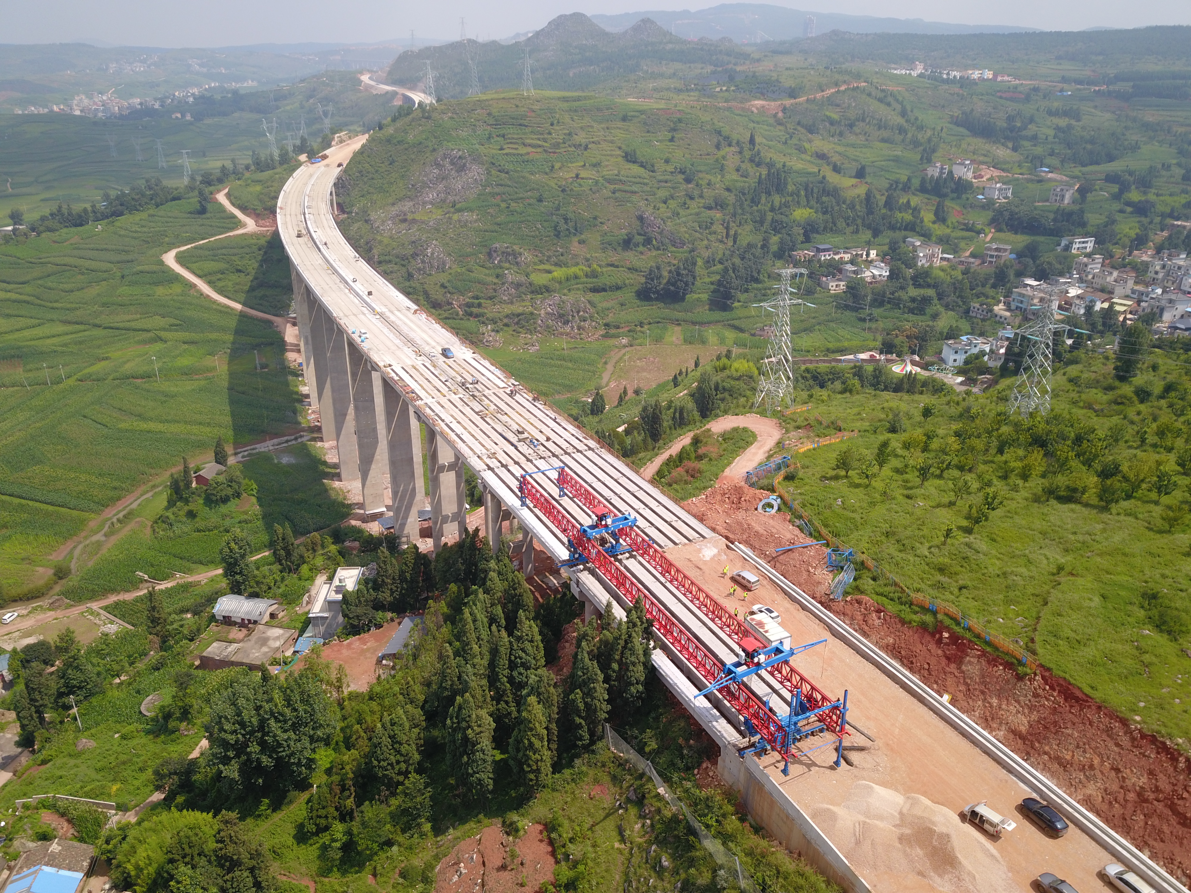 宣富高速团田坡2号大桥梁板架设完成