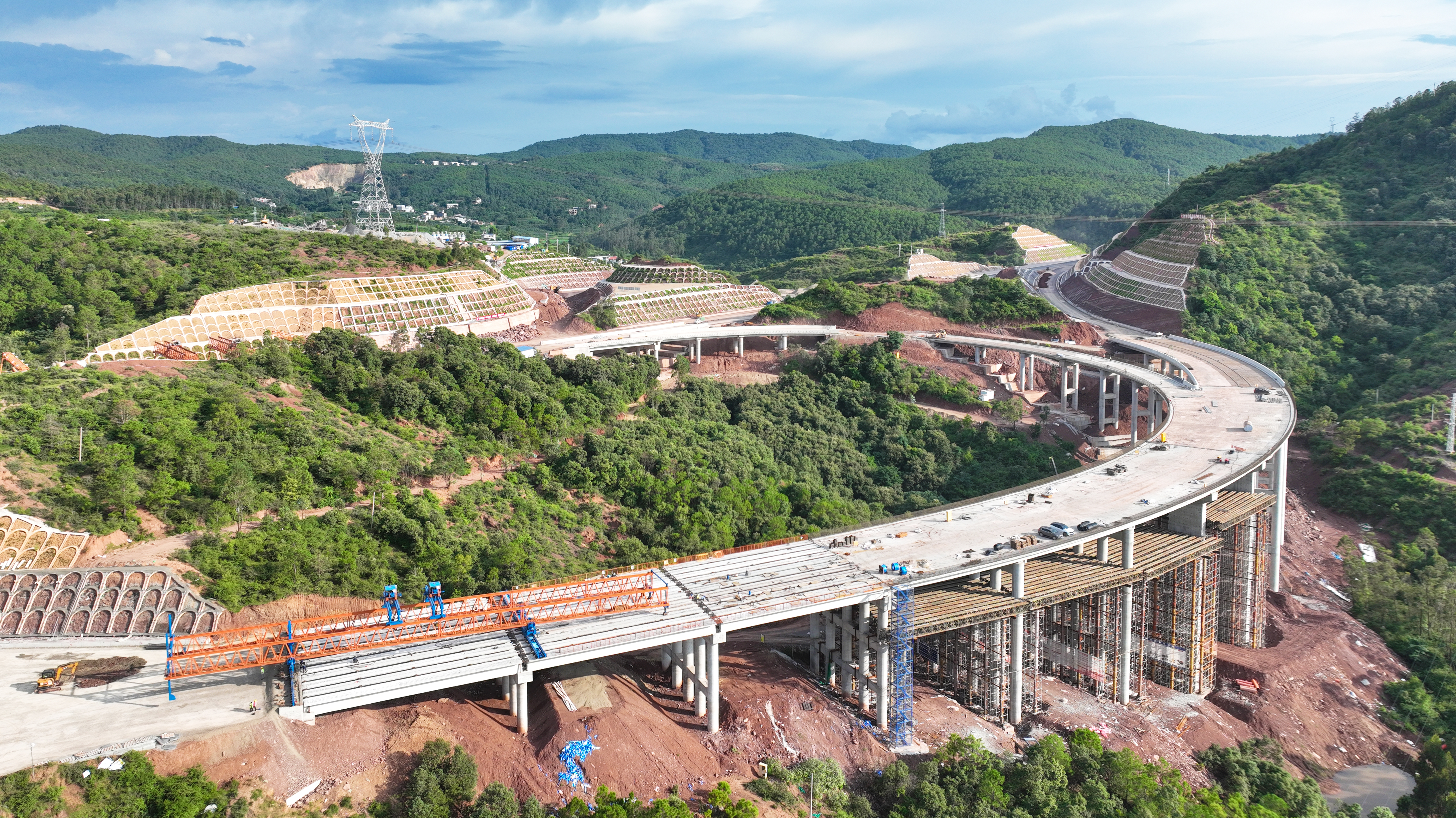 楚雄东南绕城高速公路土建2-2工区全线贯通