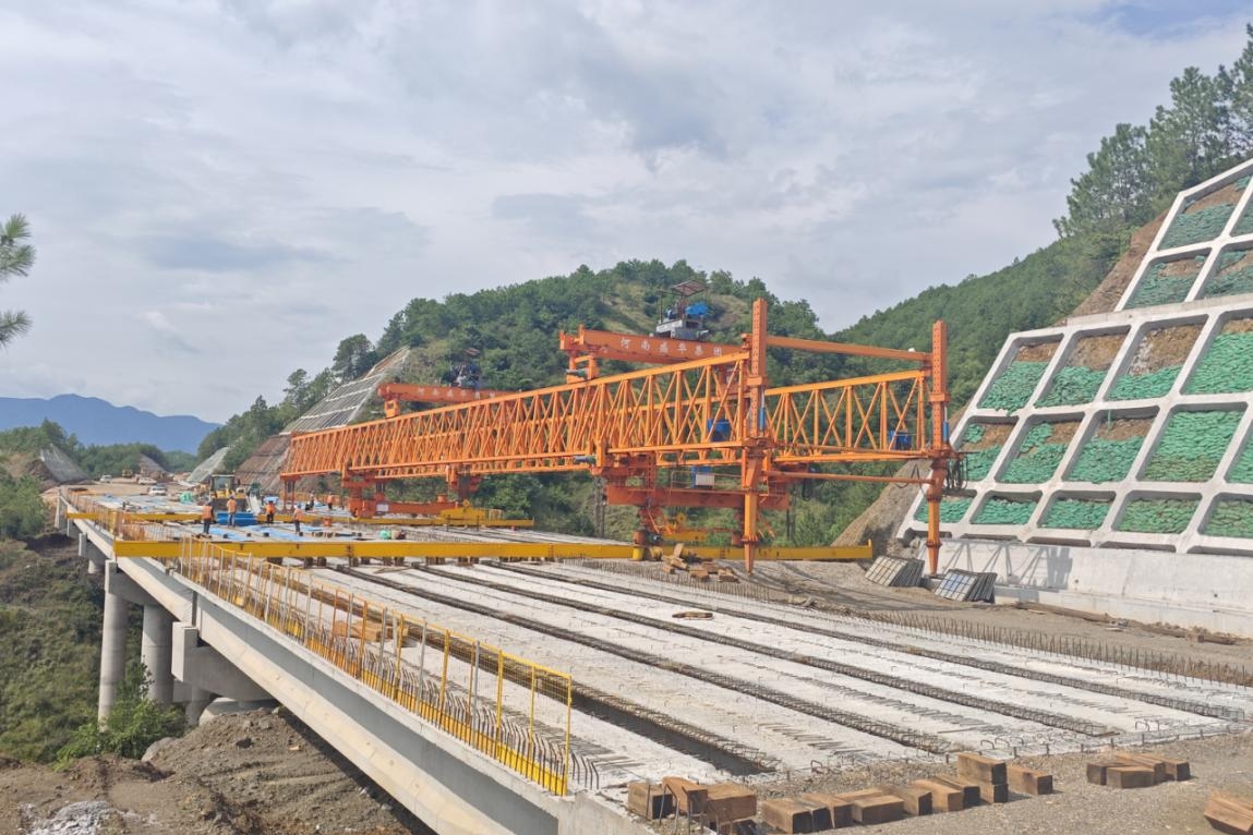 古宁高速则古村大桥T梁架设完成