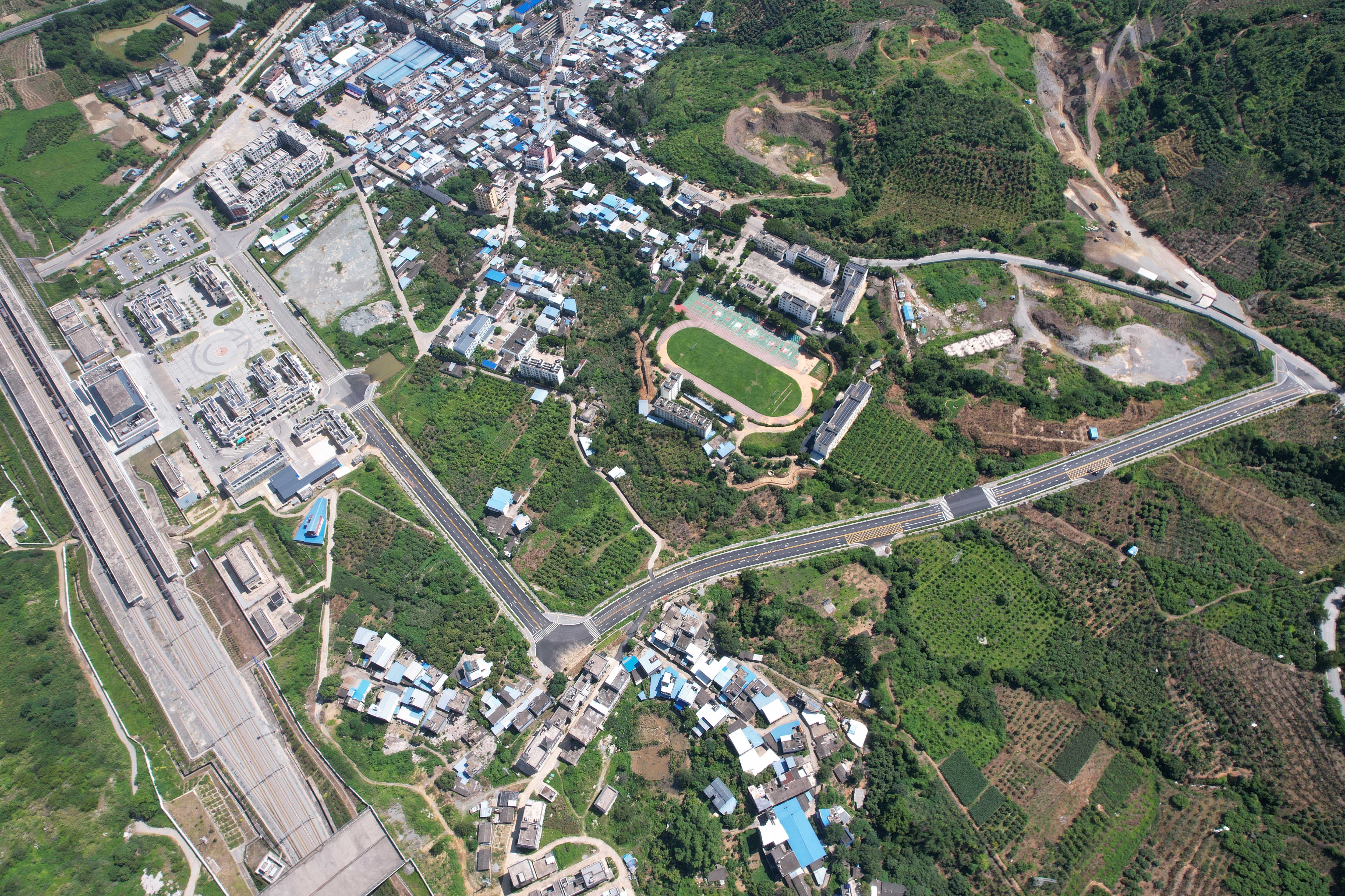 元江火车站站前广场配套3、4号道路顺利建成通车