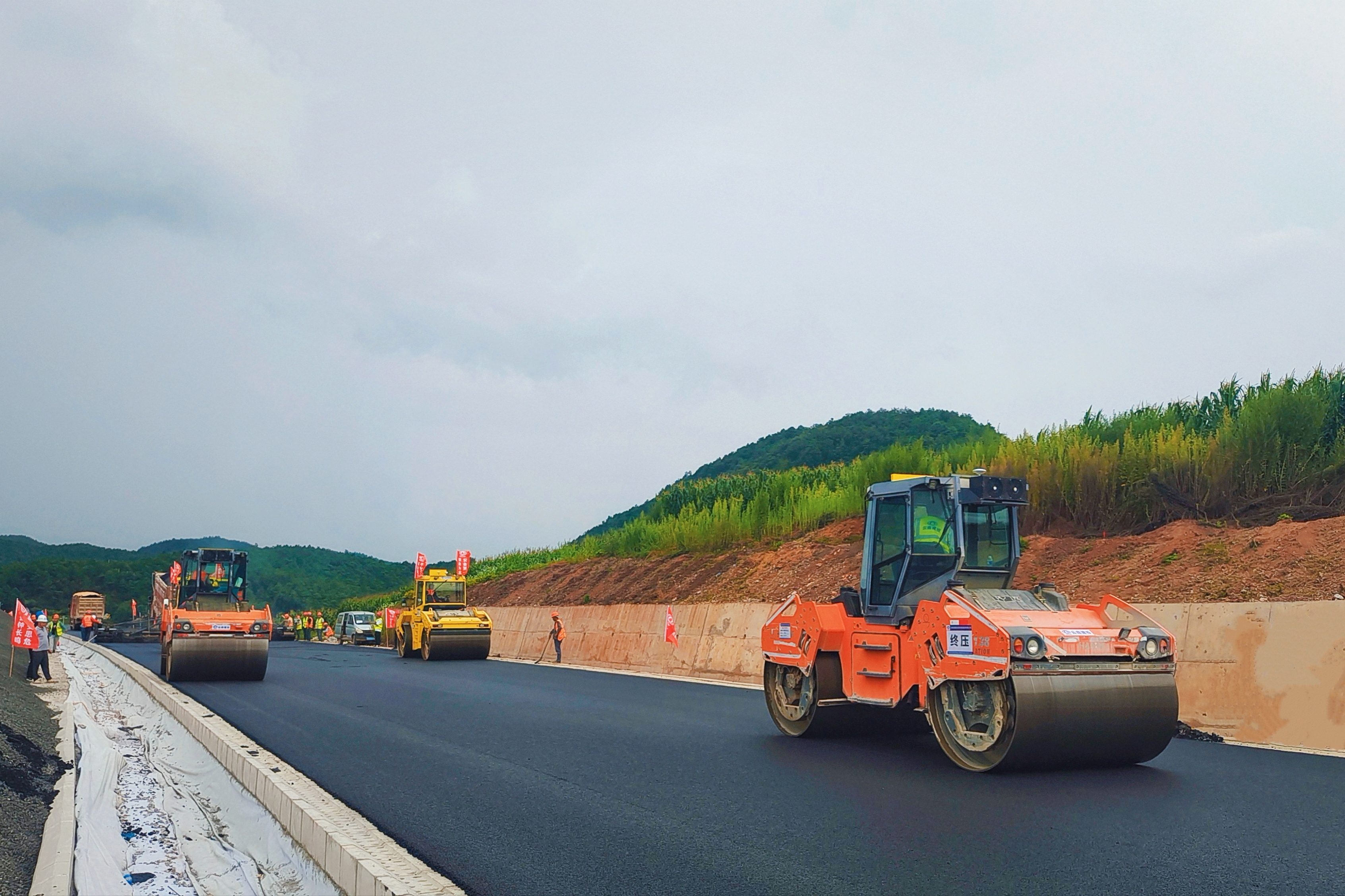 宣富高速SMA-13沥青上面层试验段铺筑完成