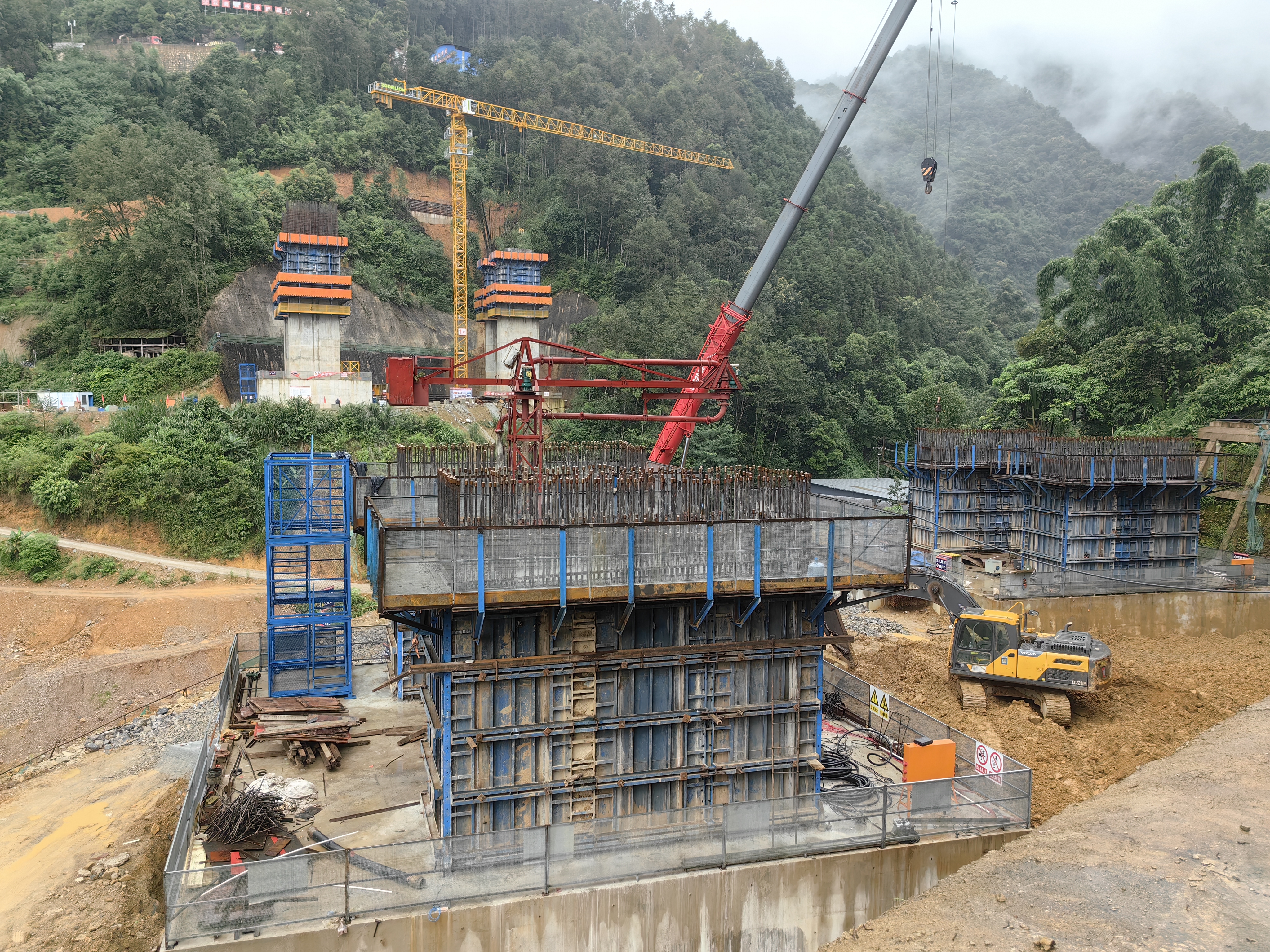 瑞孟高速芒市北互通主线3号大桥左幅25号主墩首模混凝土浇筑完成