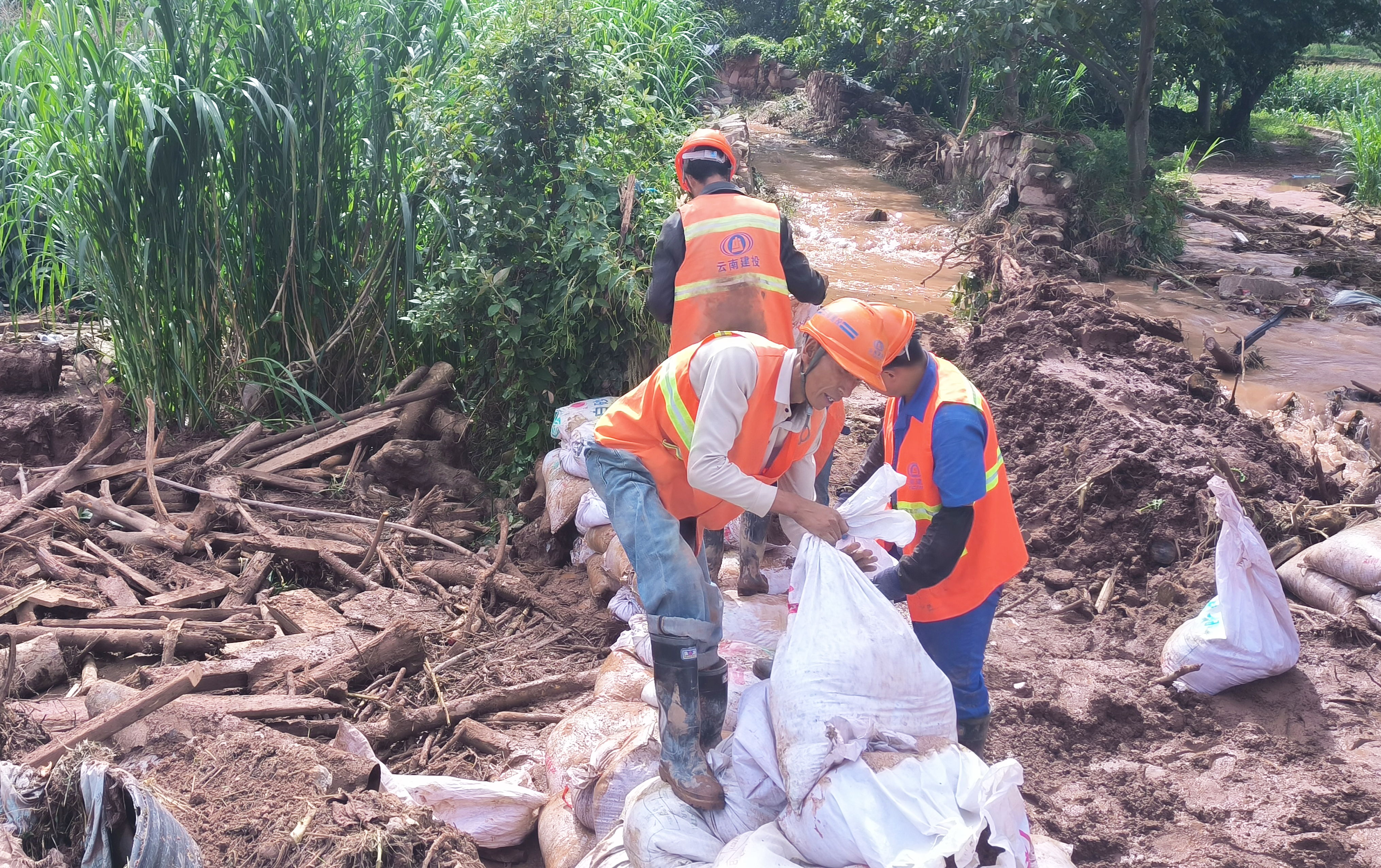 中航公司积极参与永平县城区排涝抢险
