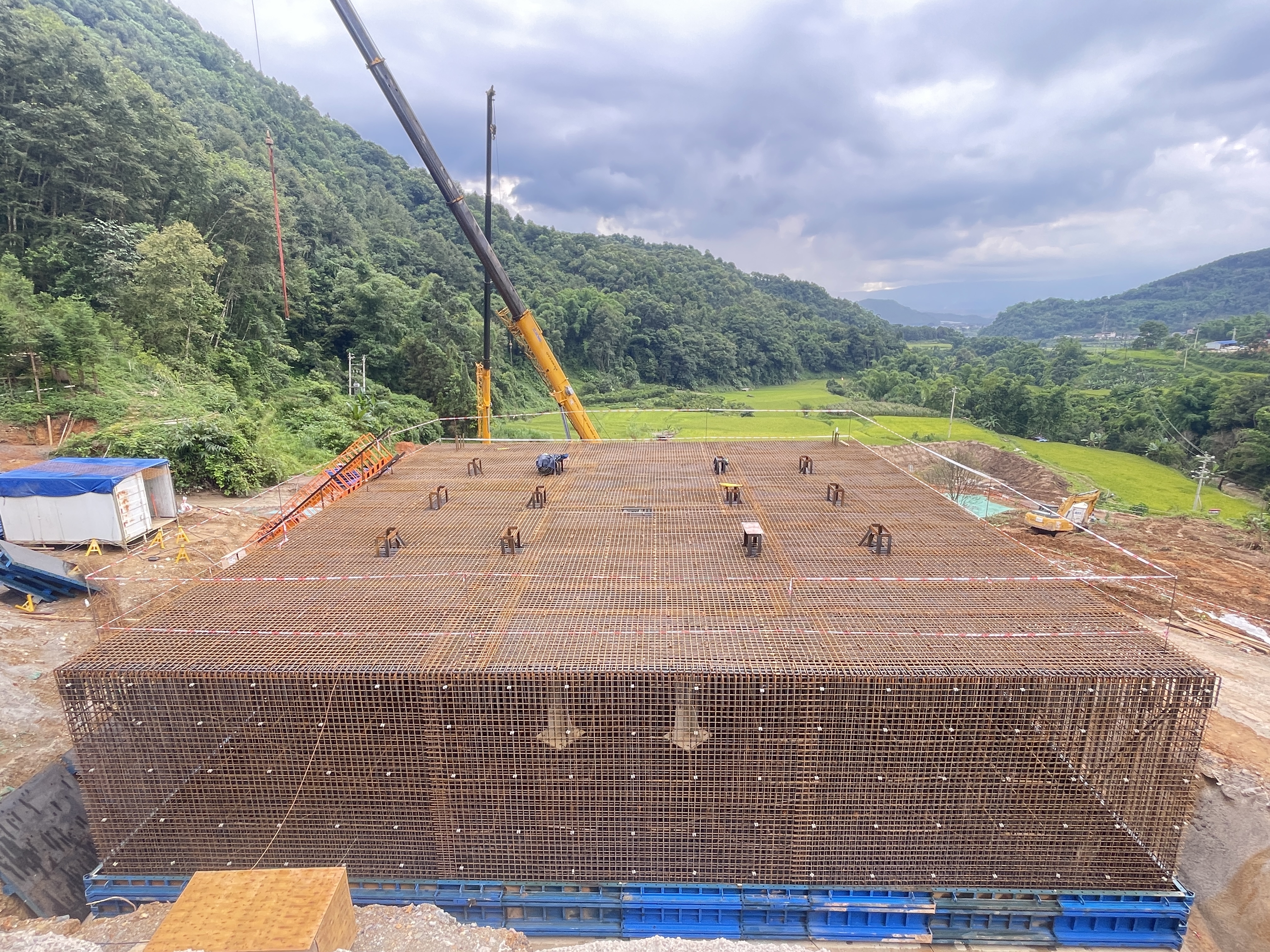 瑞孟高速项目（德宏段）浪光洒河特大桥首件承台完成隐蔽工程验收