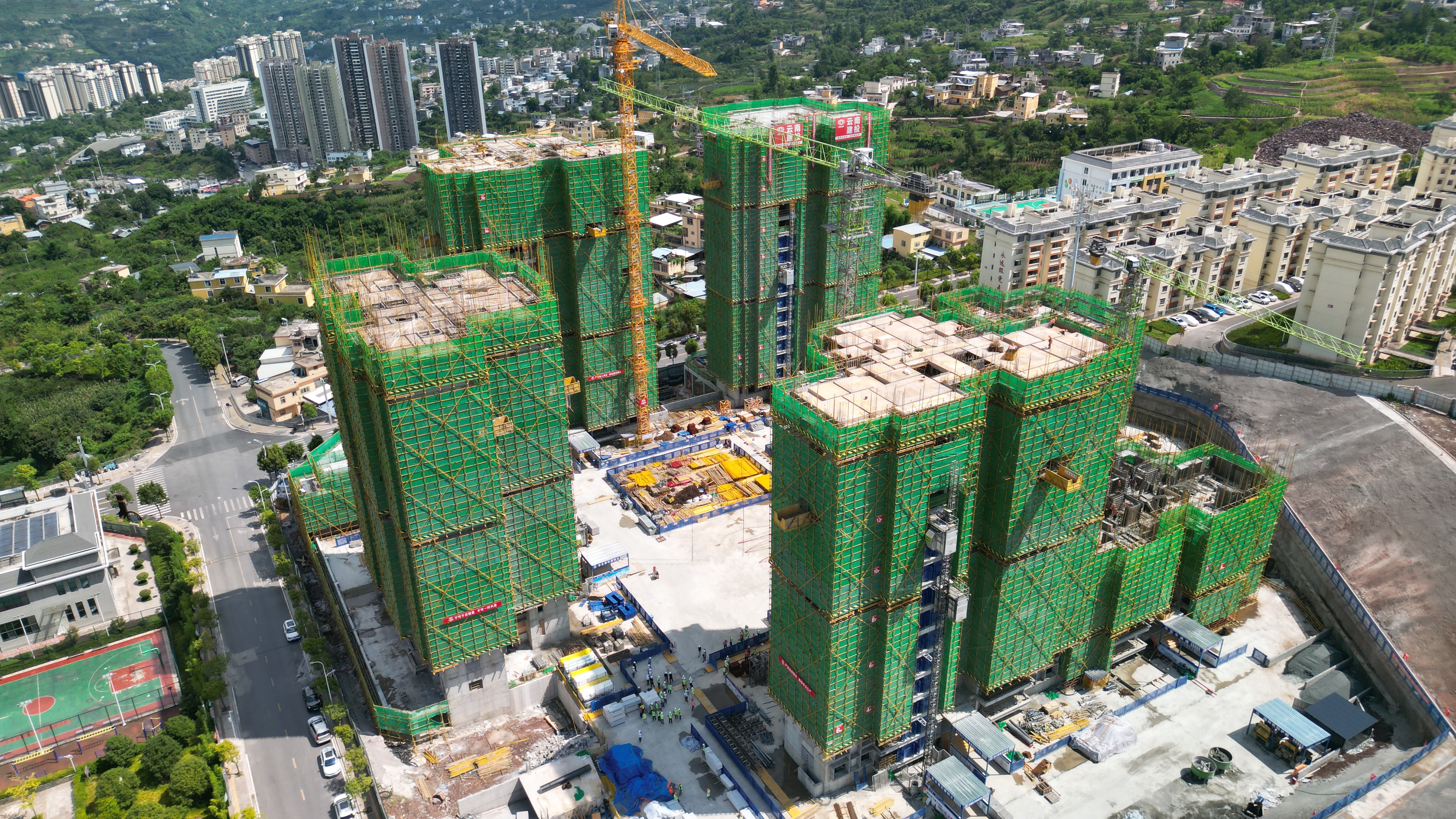 永善县地质灾害避险搬迁红光安置点项目首栋主体封顶