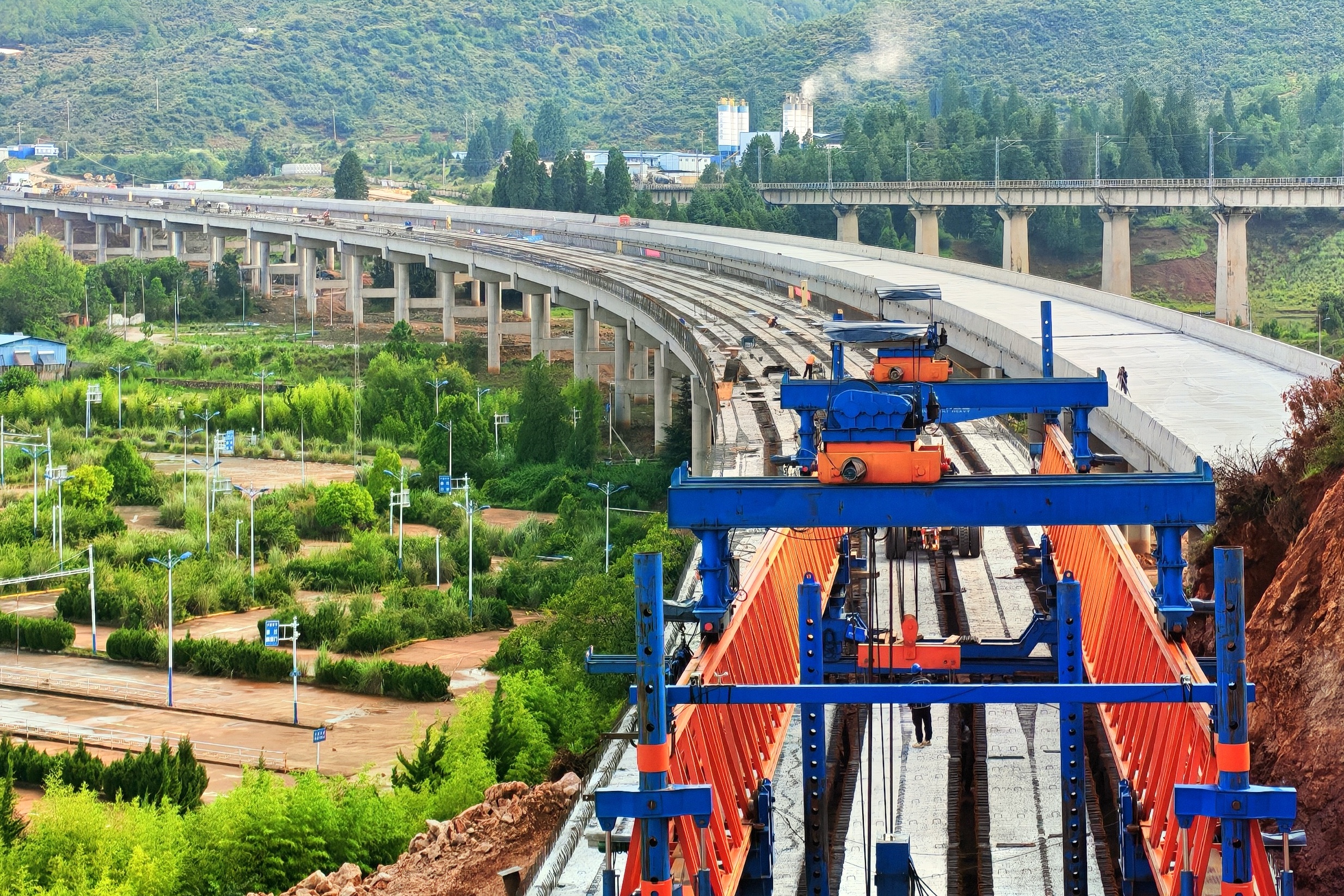 古宁高速开南大桥梁板架设完成