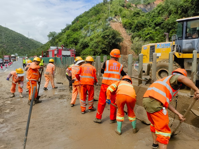 大戛高速养护世界杯官方部与交投昆明东管理段合力抢通昆磨高速泥石流灾害