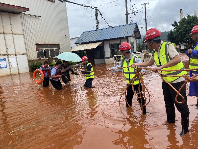 云铁公司富民世界杯官方部全力解救工业园区被困群众