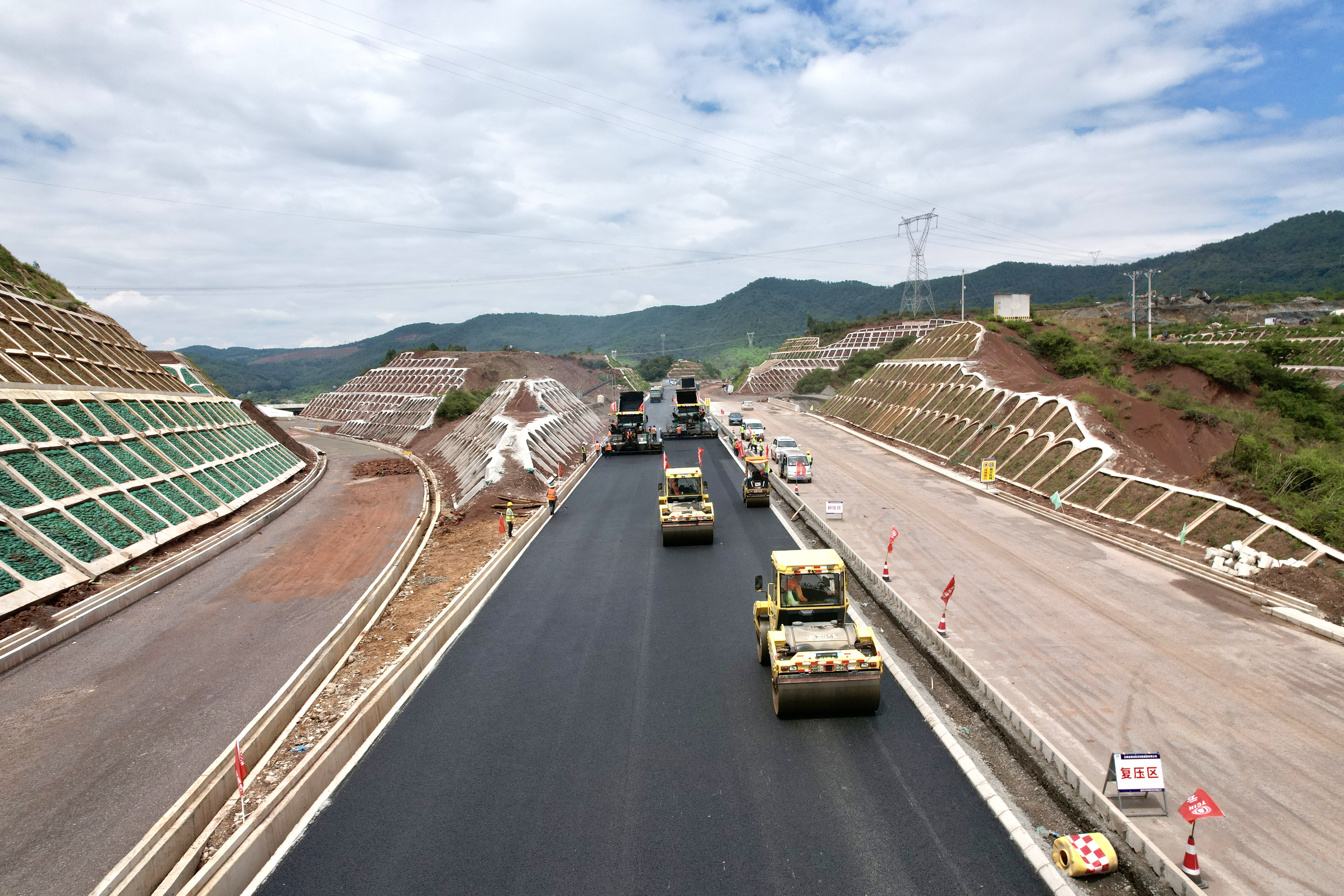 楚雄东南绕城高速顺利完成SMA-13沥青混凝土上面层试验段铺筑
