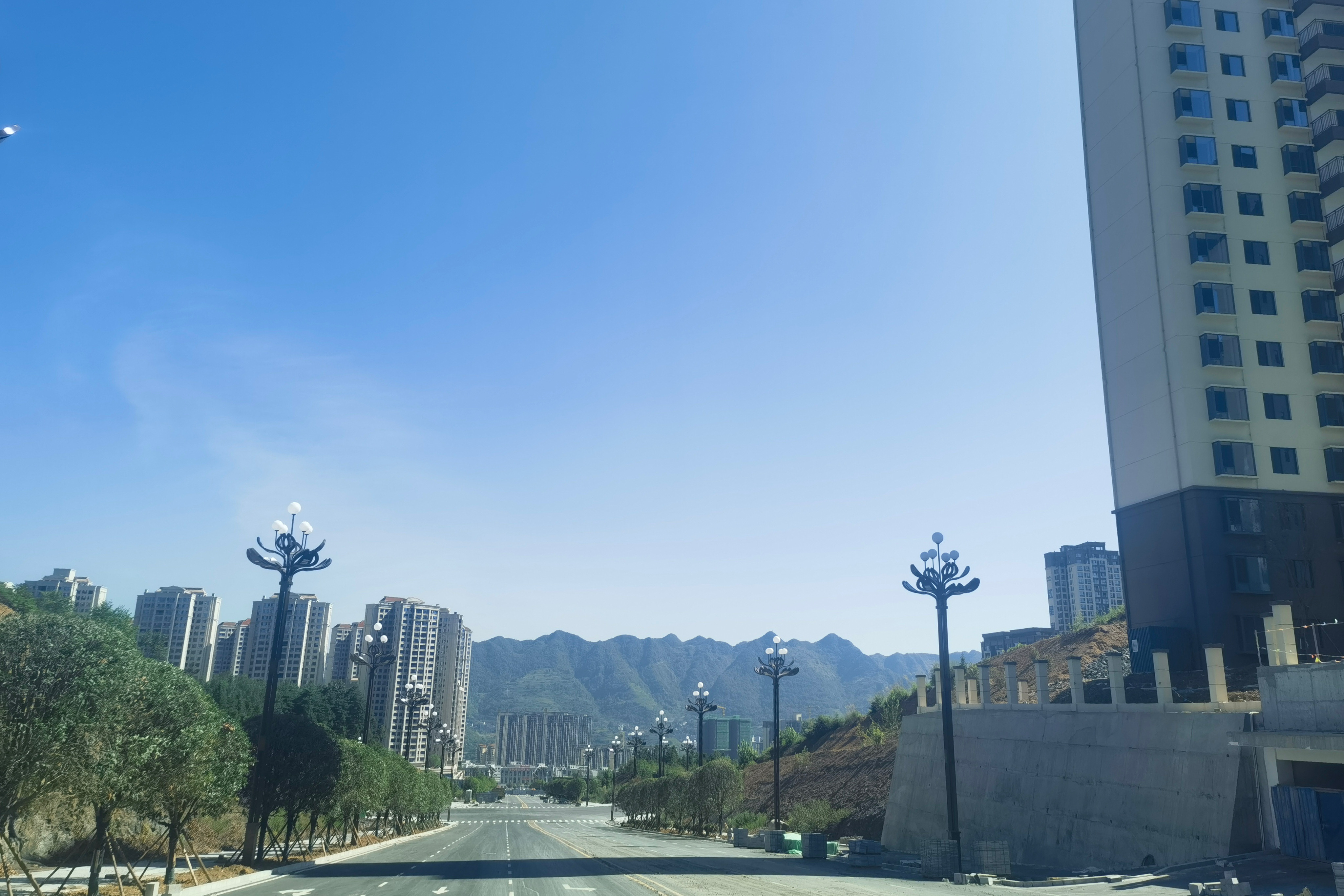 镇雄县南部新区新型城镇化综合建设世界杯足球平台横三路、横四路通车