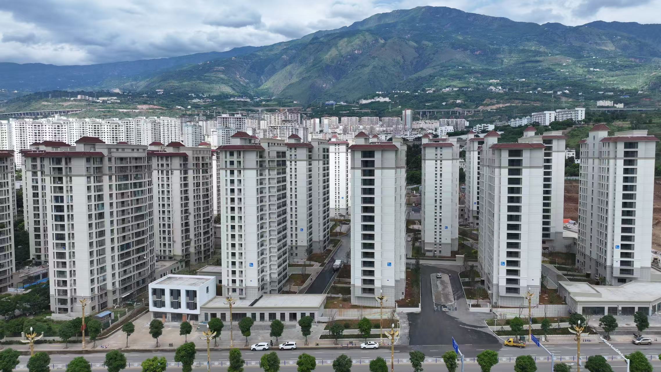 巧家县白鹤滩移民工程新增世界杯足球平台顺利竣工验收