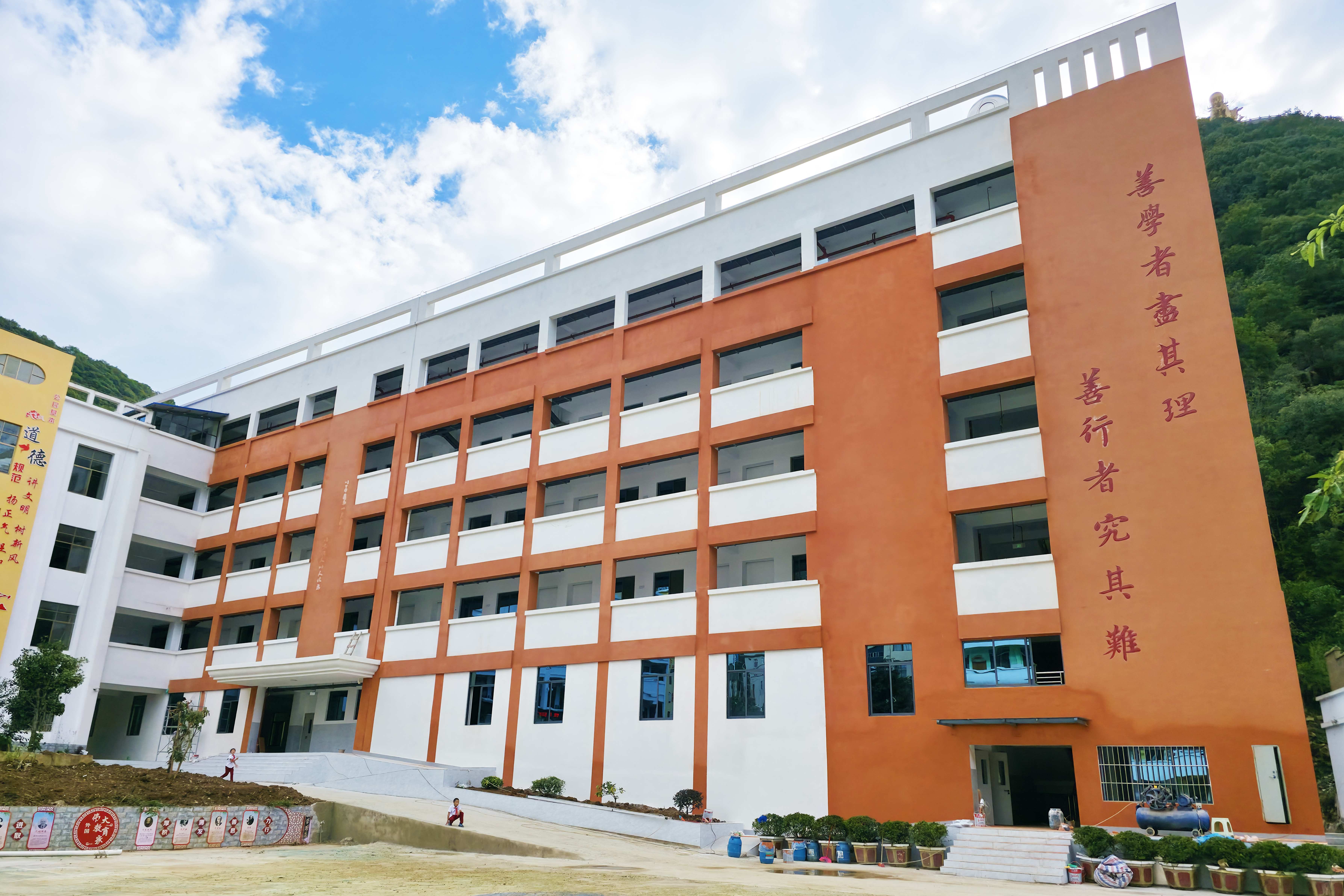 西畴县第三小学实验楼世界杯足球平台竣工验收