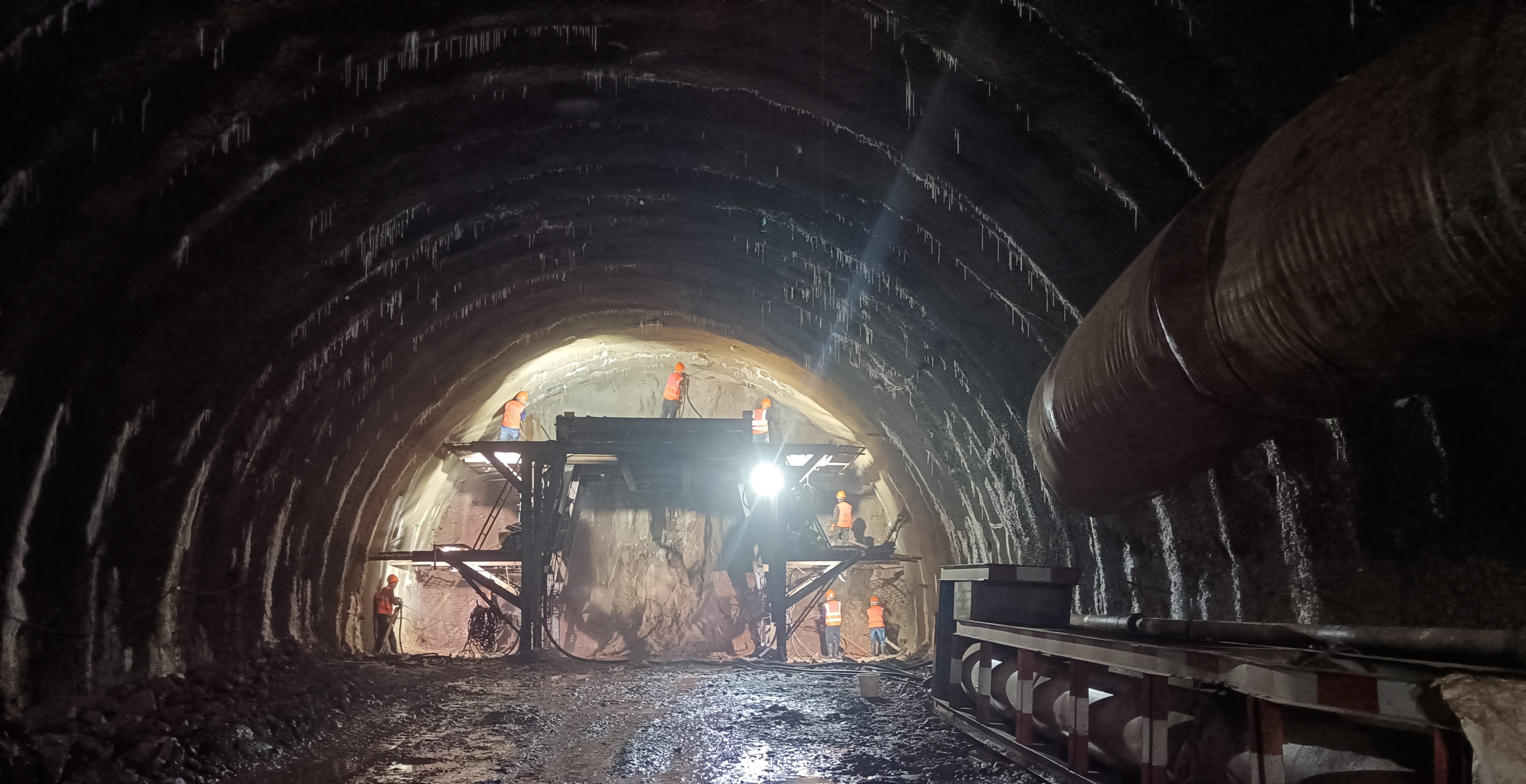 景宁高速公路世界杯足球网河底隧道进洞施工