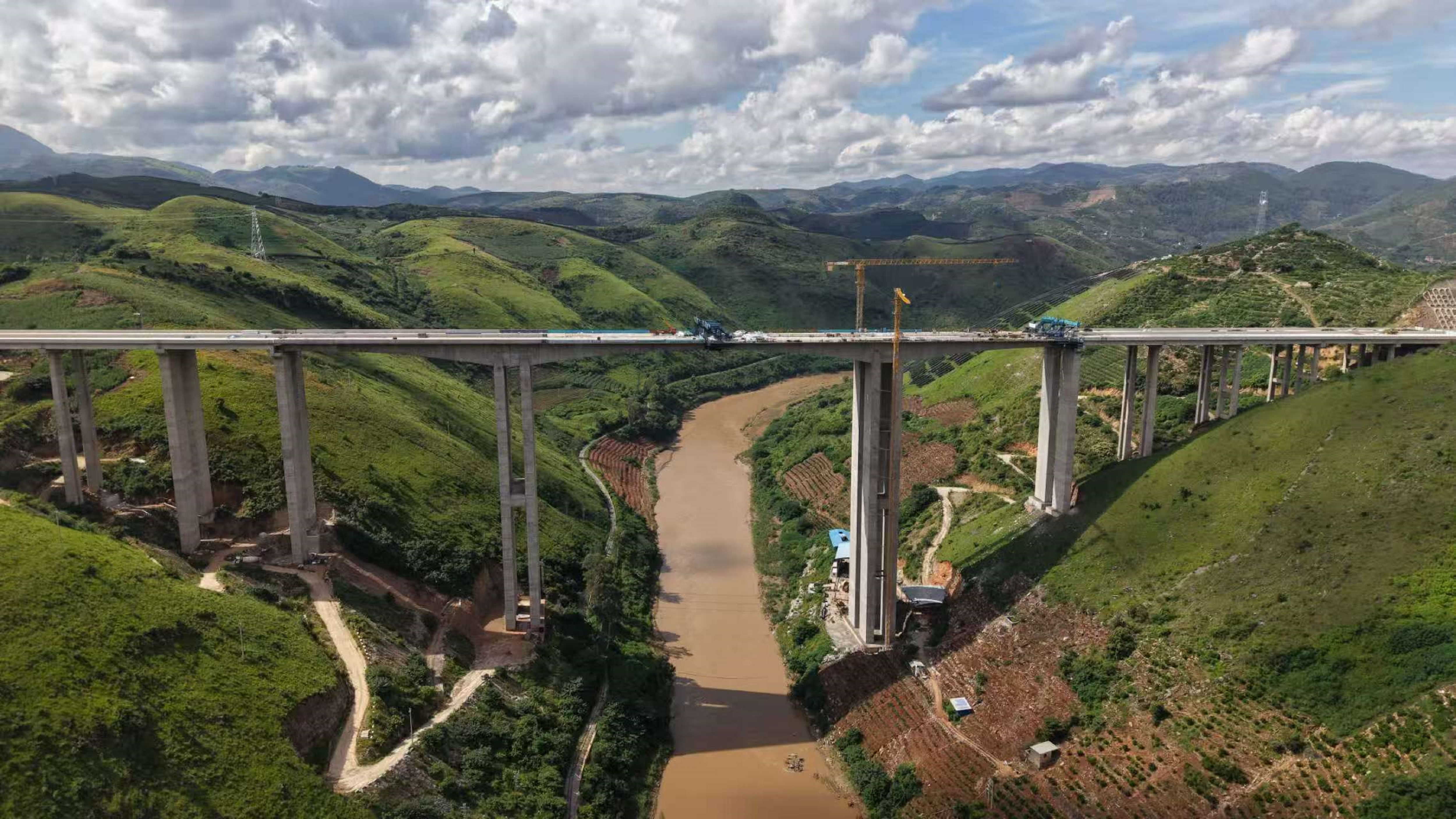 弥玉高速南盘江特大桥左幅顺利合龙