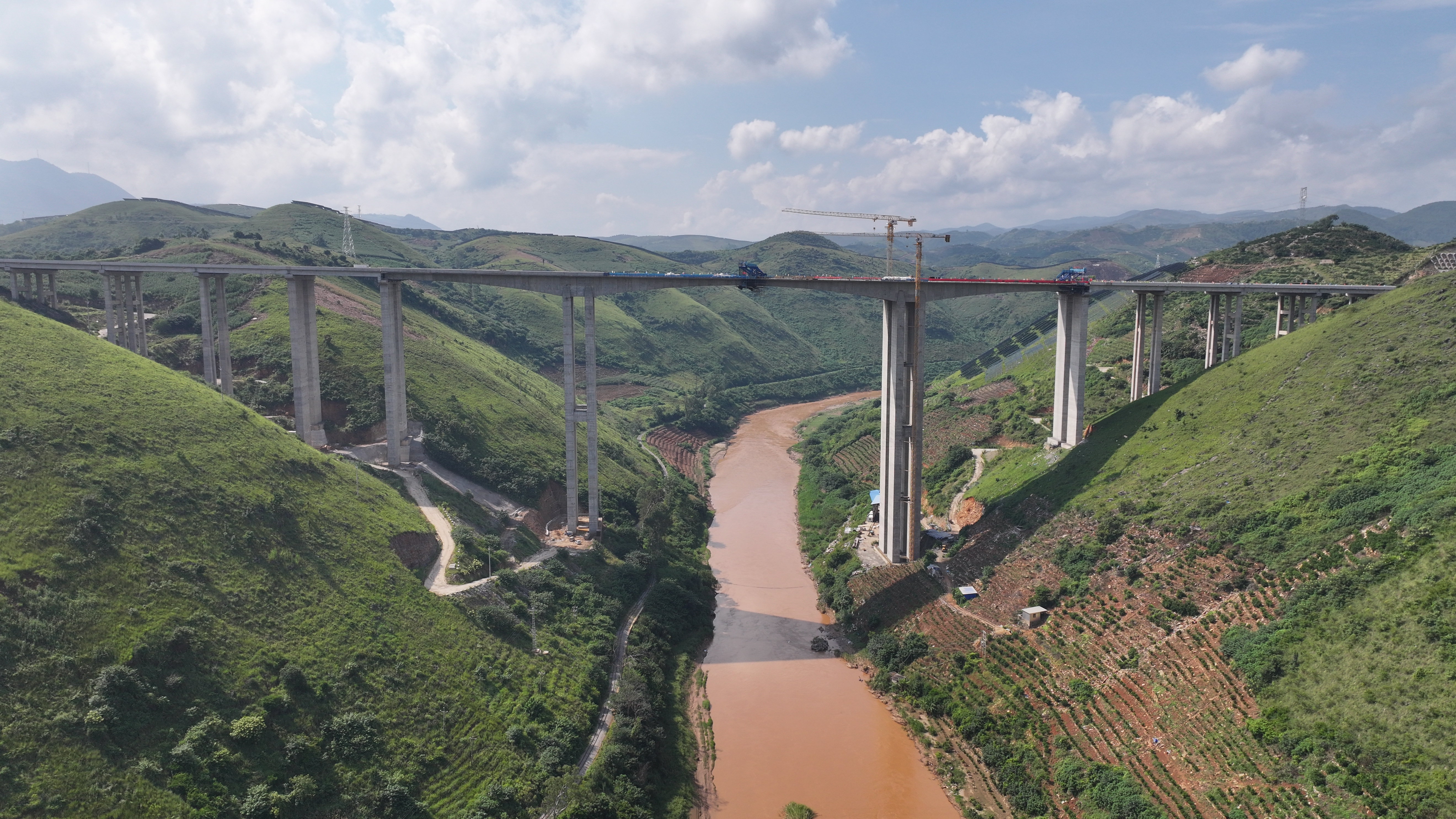 弥玉高速南盘江特大桥顺利合龙