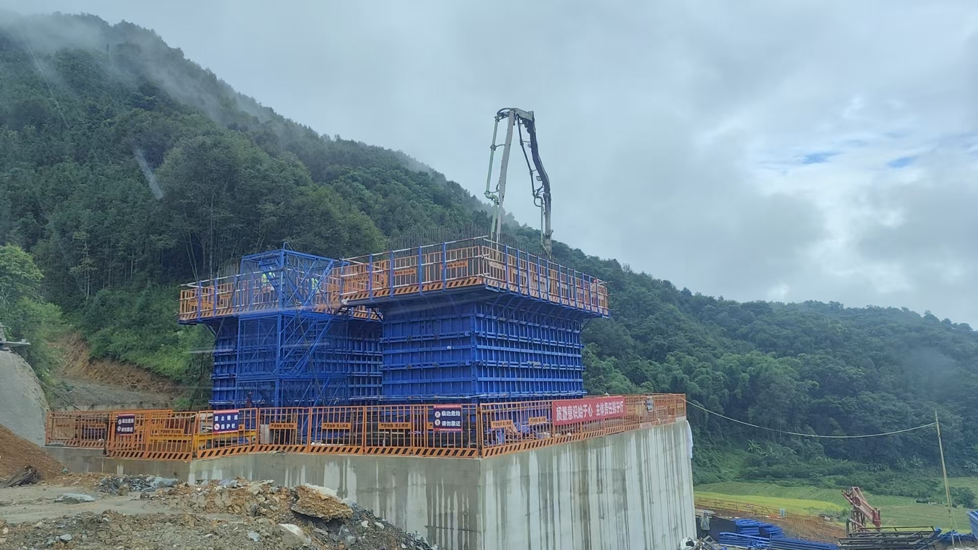 瑞孟高速浪光洒特大桥主墩首节墩身顺利浇筑