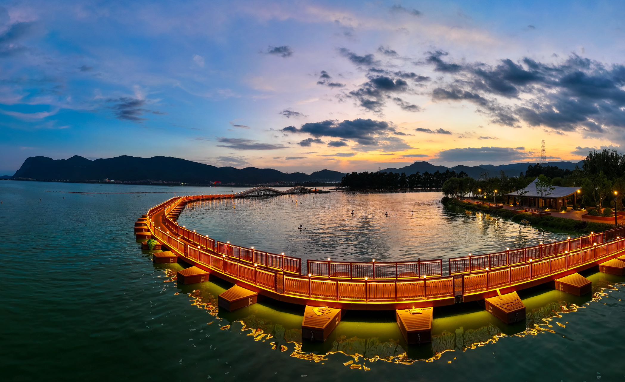 滇池绿道环草海段人行栈道工程（浮桥）世界杯网址顺利初验