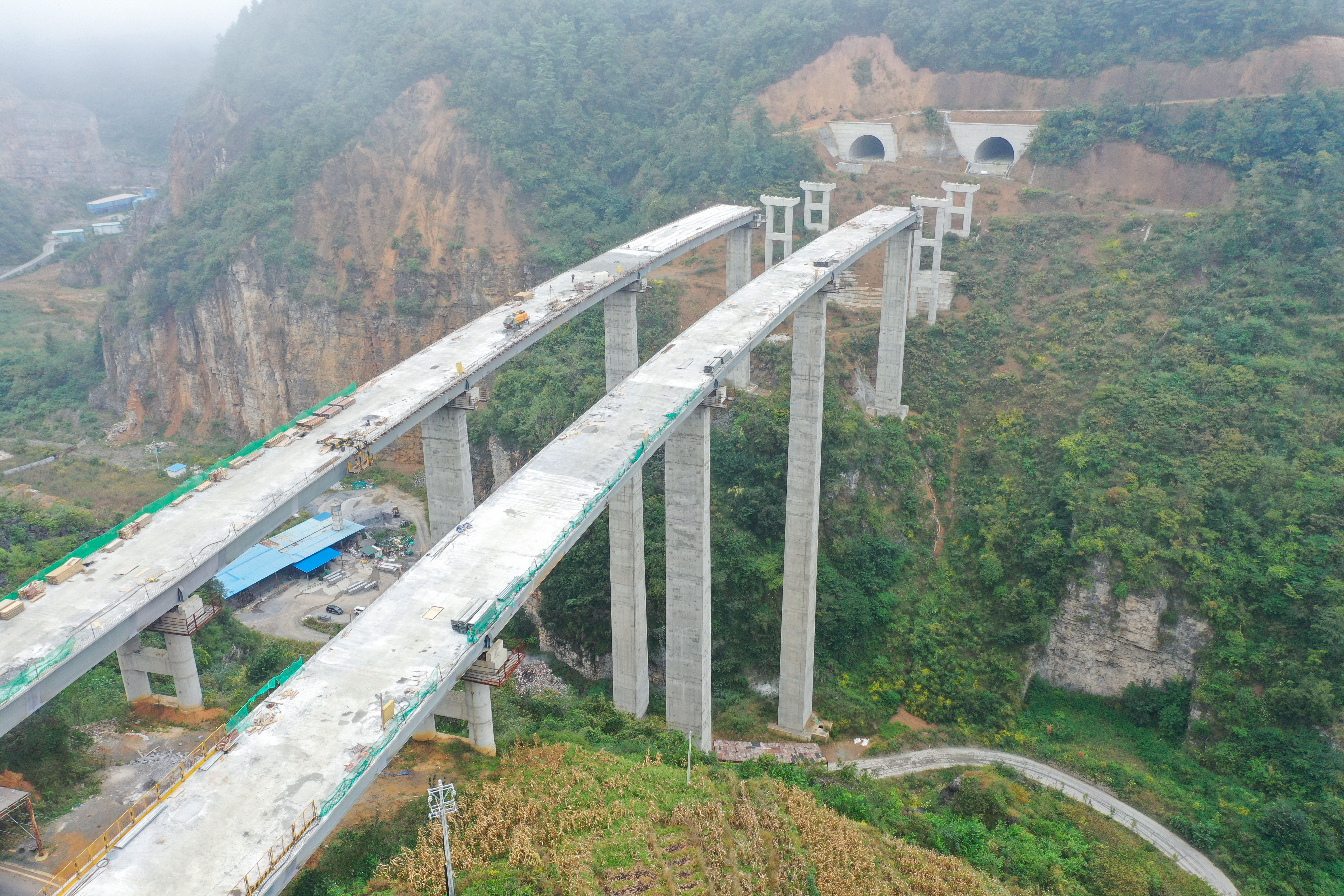 镇果公路五谷大桥钢混组合梁完成浇筑