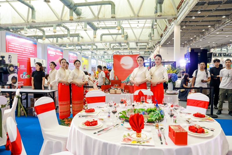 物业世界杯官网中文版荣获2025中国餐饮服务技能大赛金奖