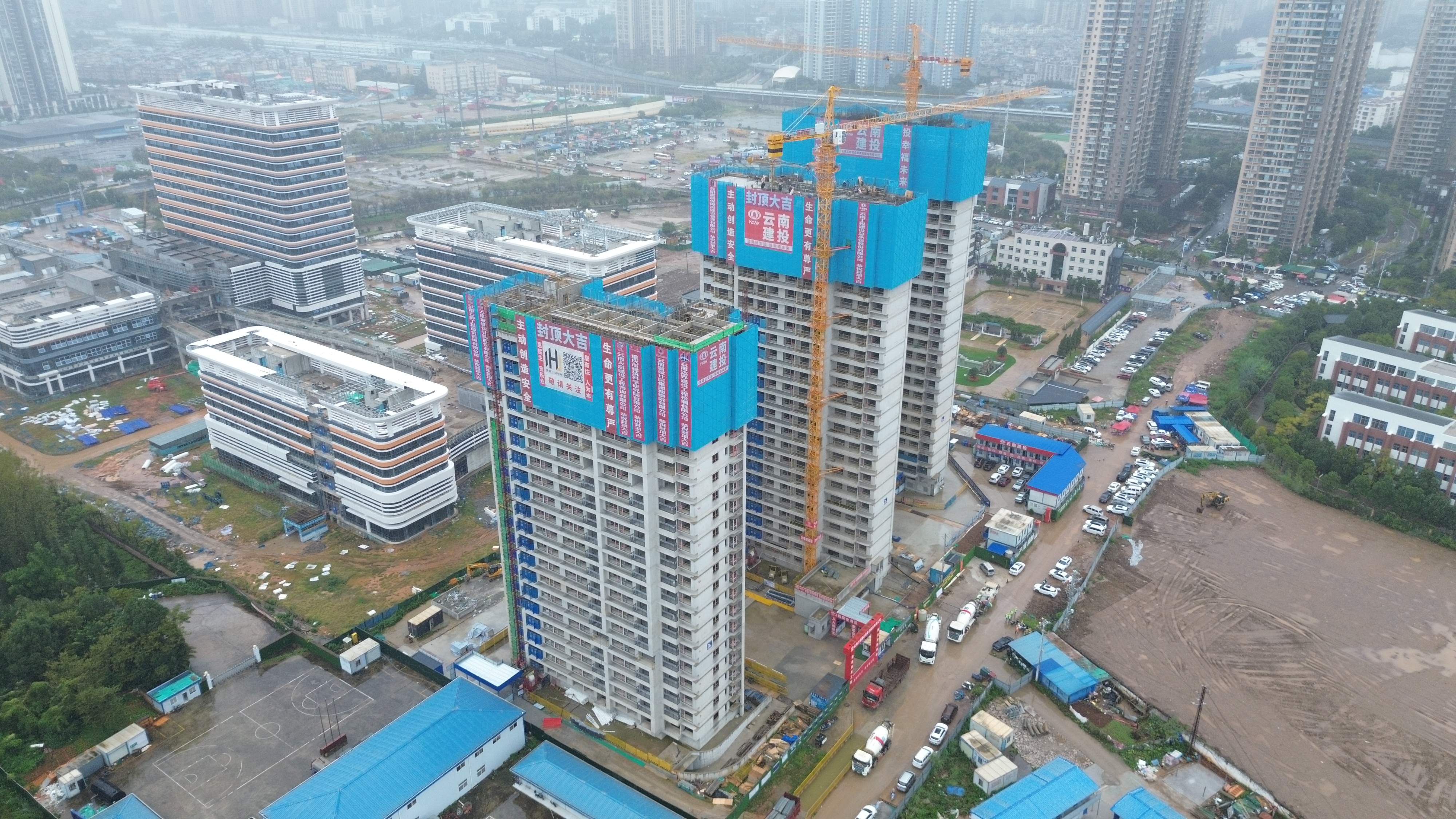 昆明市西山区草海片区KCXS2024-2号地块保障性住房项目全面封顶